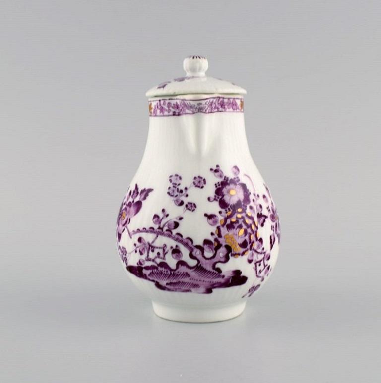 Antique and rare Meissen mocha pot in hand-painted porcelain. 
Purple flowers and gold decoration. 
Early 19th century.
Measures: 14 x 13 cm.
In excellent condition.
Stamped.
1st factory quality.
