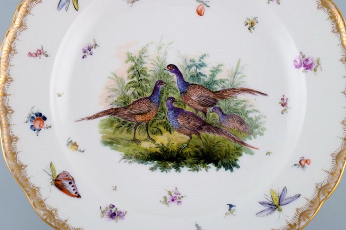 Ancienne et rare assiette en porcelaine de Meissen à décor peint à la main d'oiseaux, insectes et or. 19ème siècle.
Mesure : Diamètre : 24,5 cm.
En parfait état.
Estampillé.
3ème qualité d'usine.