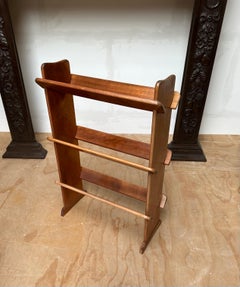 Antikes und seltenes dreistufiges kleines Bücherregal aus massivem Buchenholz, d.h. a.a. ein Bücherregal