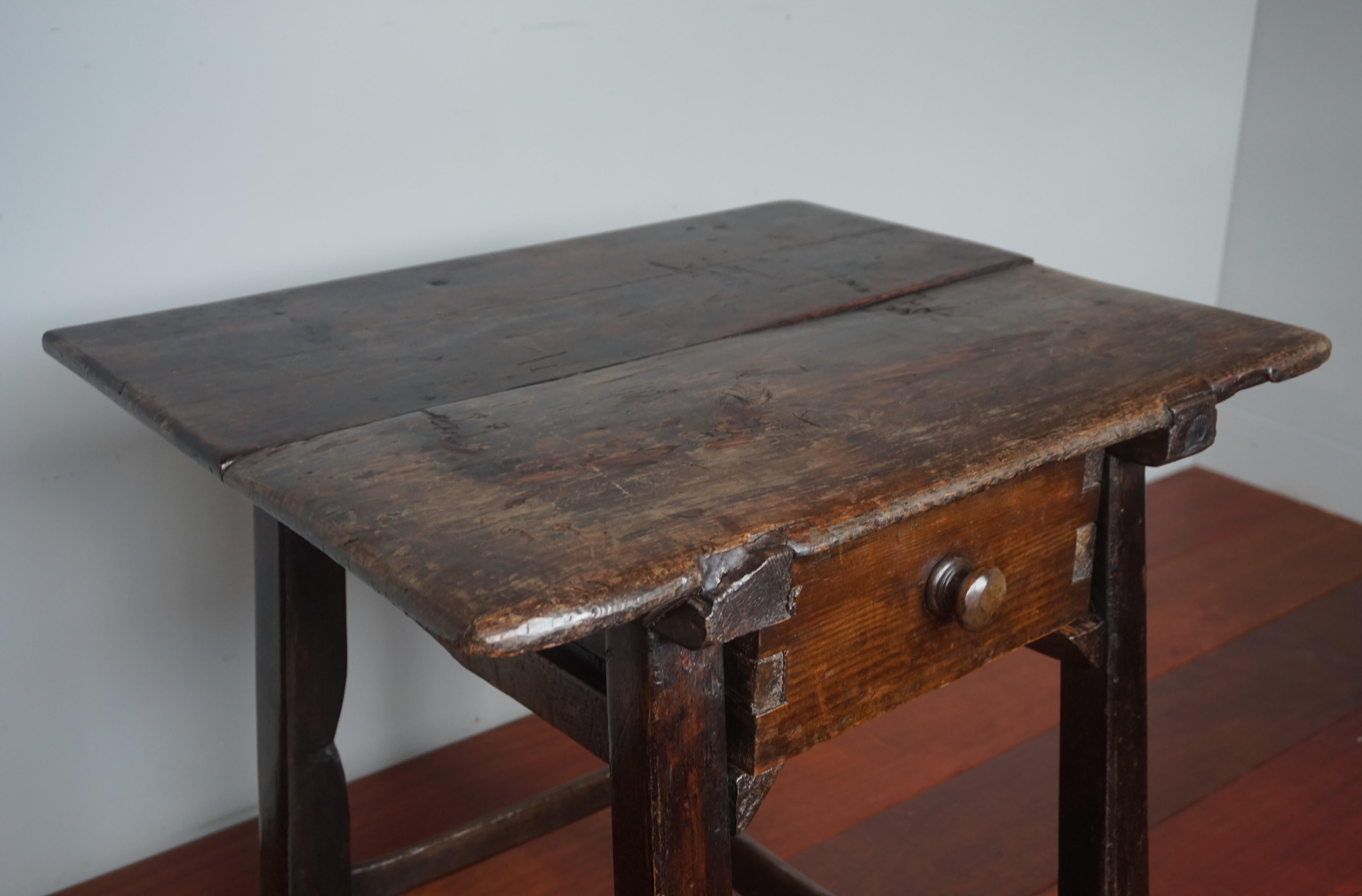 Antique and Rustic Early 1700s Wooden Spanish Countryside Pay Table with Drawer In Good Condition In Lisse, NL