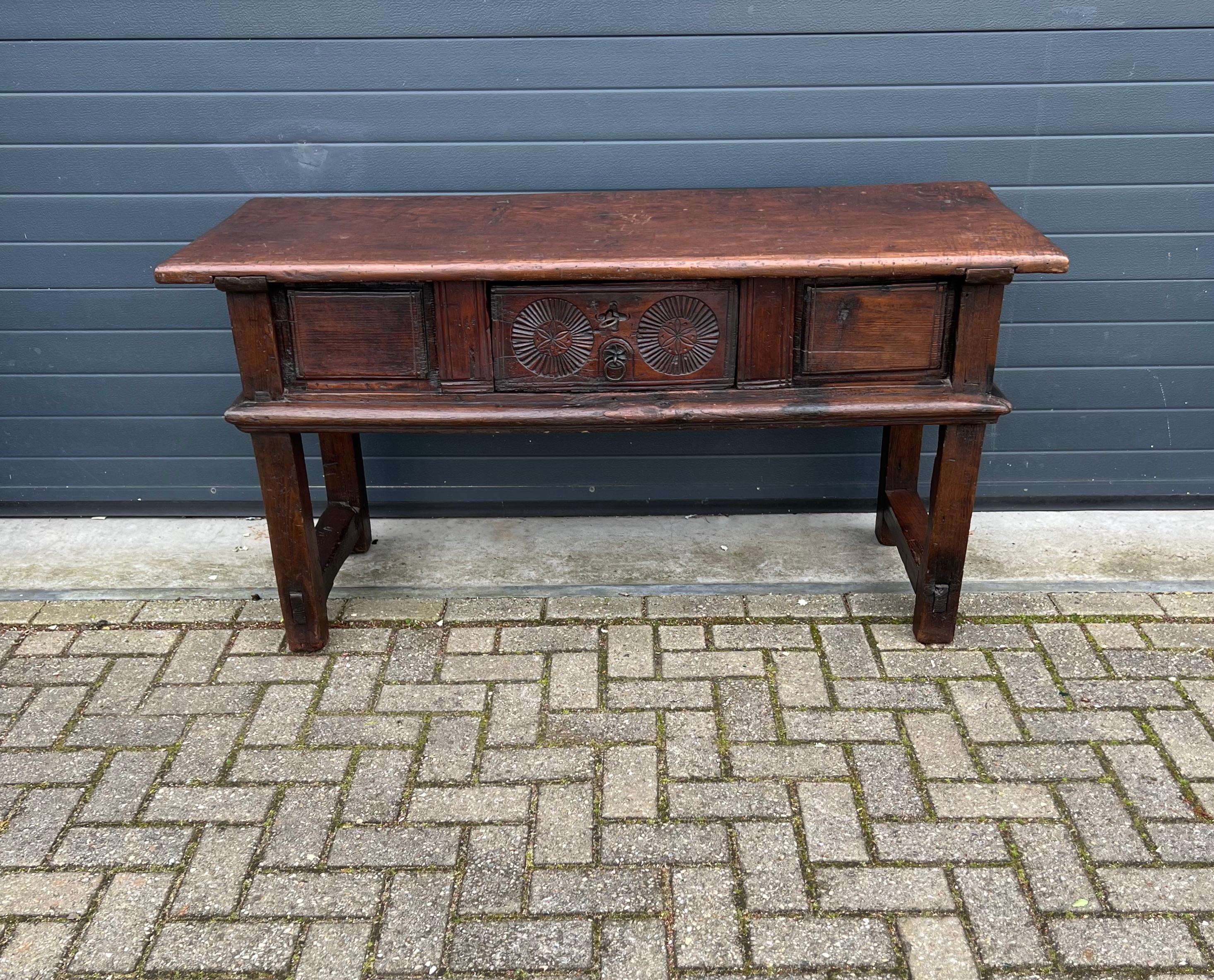 Antique and Rustic Mid 1700s Carved Chestnut Spanish Countryside Console Table For Sale 14