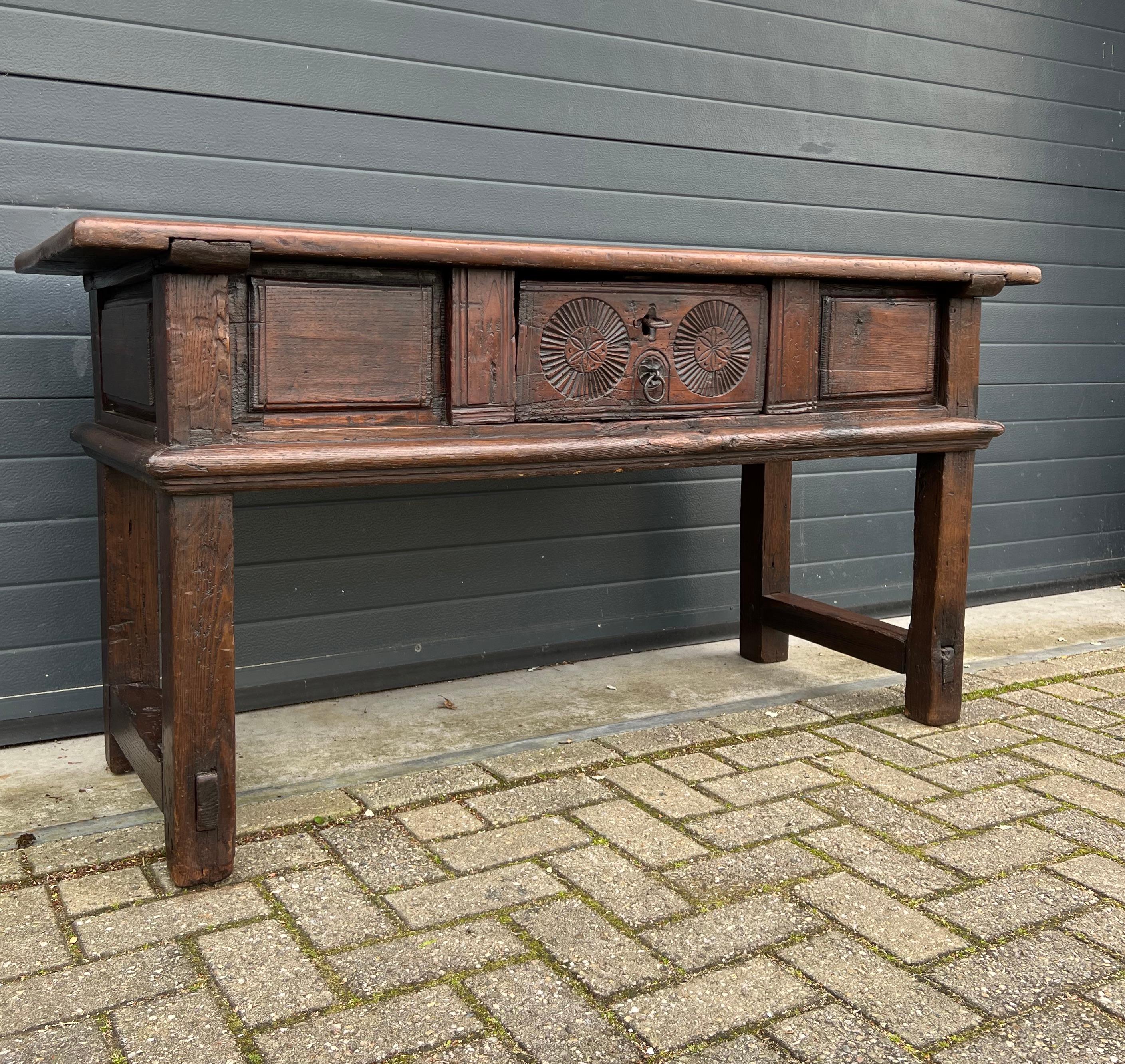 Antique and Rustic Mid 1700s Carved Chestnut Spanish Countryside Console Table In Good Condition For Sale In Lisse, NL