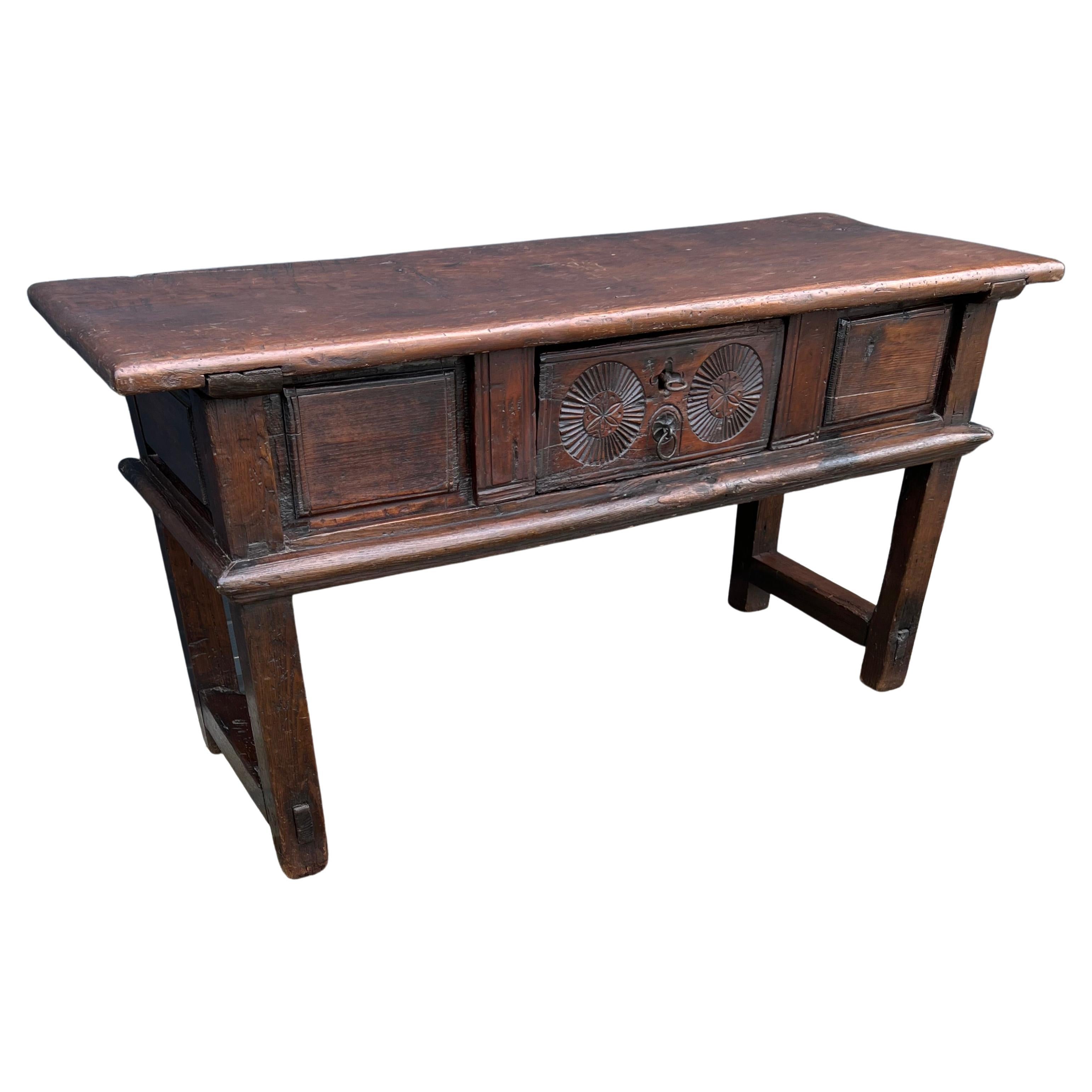 Table console de campagne espagnole ancienne et rustique du milieu des années 1700 en châtaignier sculpté