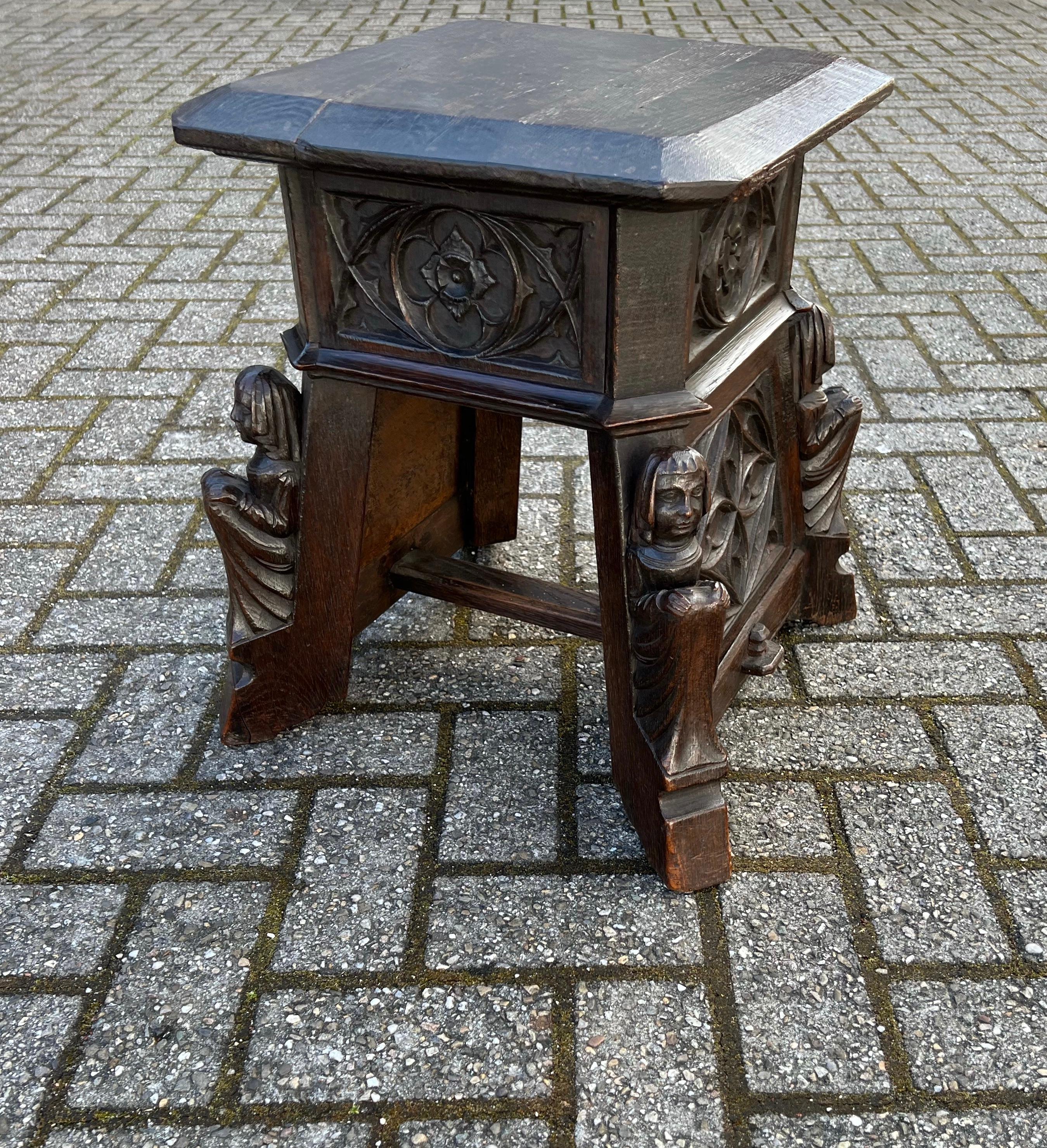 Antique and Strong & Heavy Oak Gothic Revival Stool, Pedestal Stand or End Table In Good Condition For Sale In Lisse, NL