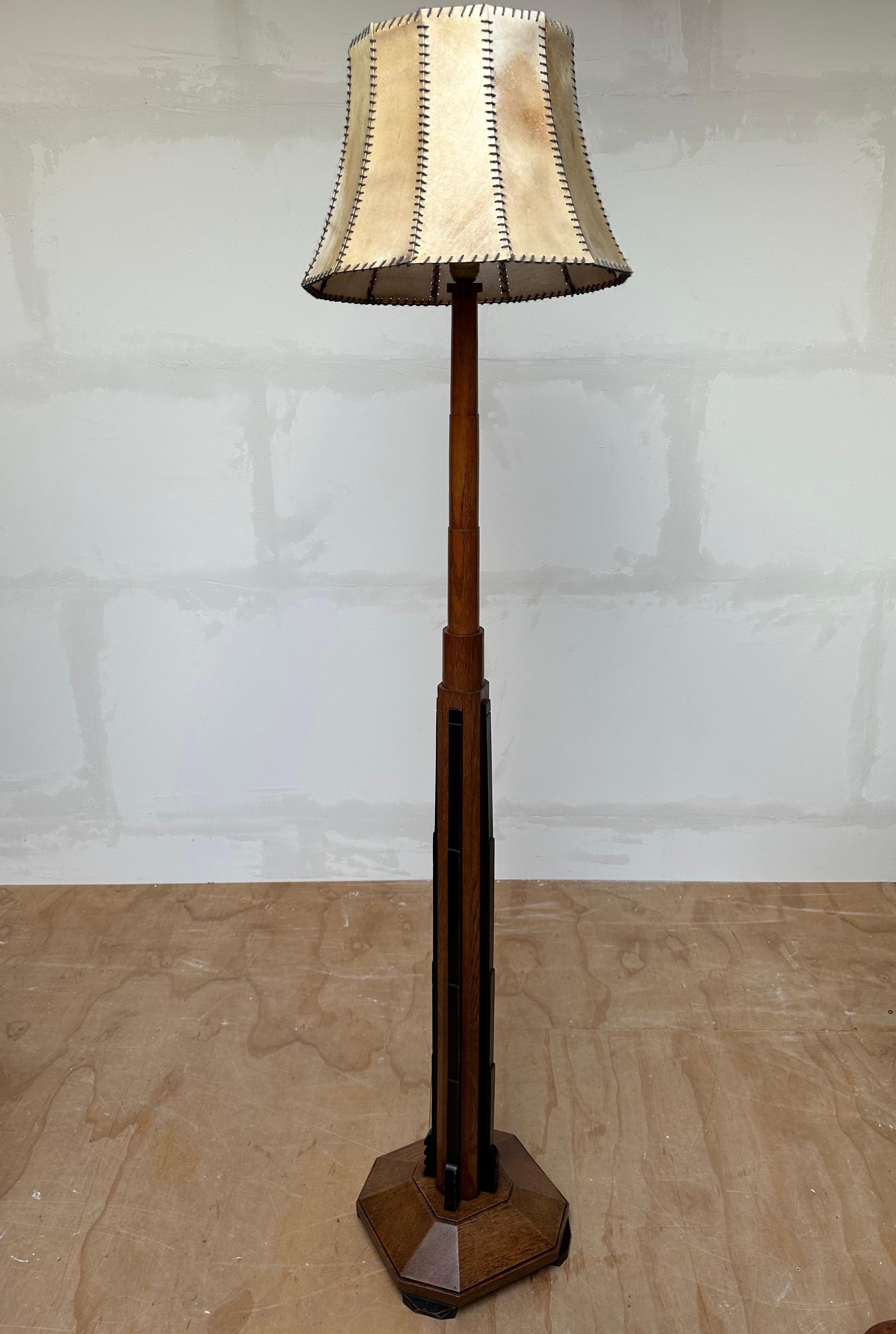 Rare & Stylish Dutch Arts & Crafts Hand Crafted Oak Floor Lamp Shade Base, 1910s For Sale 5