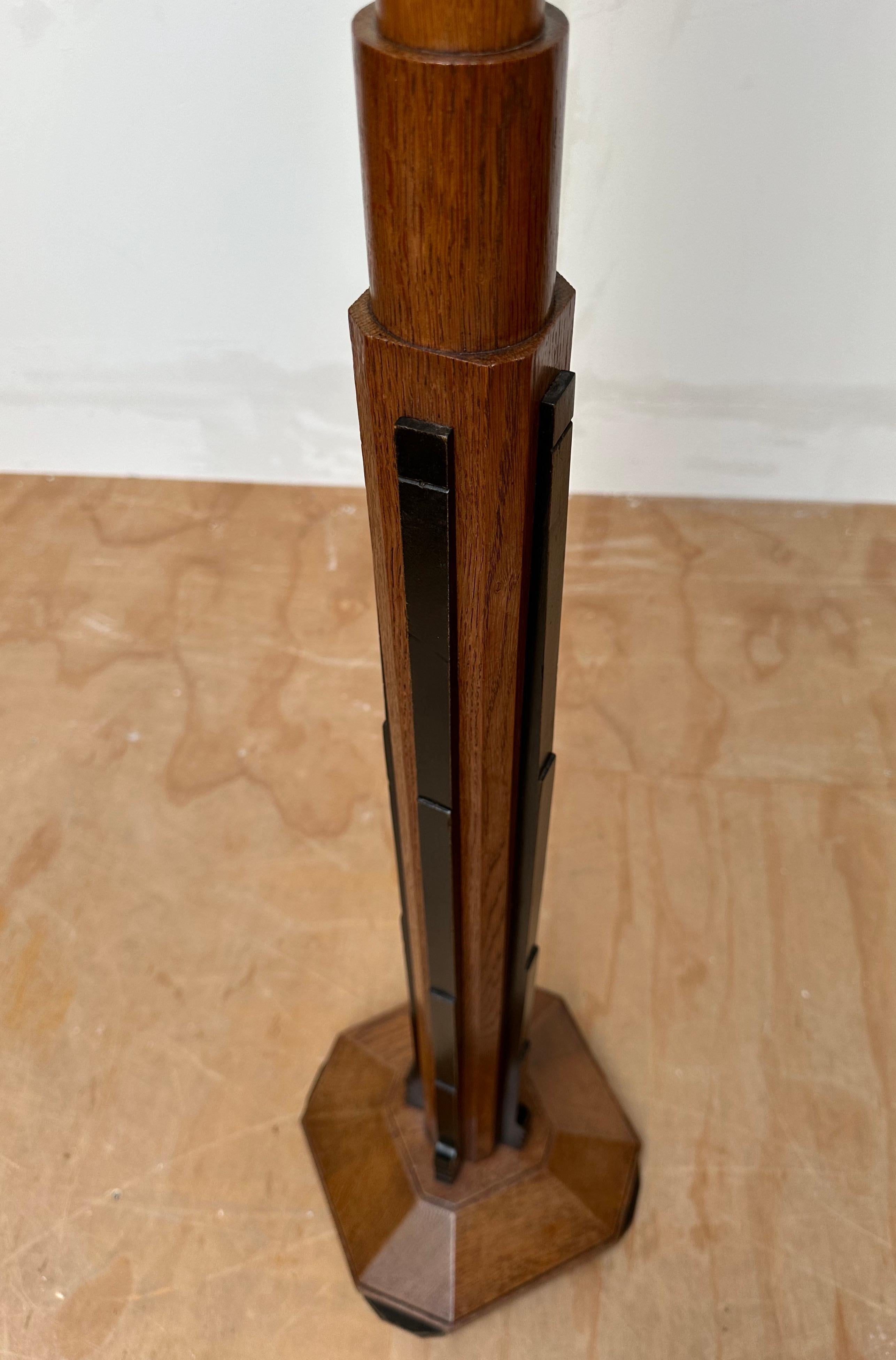 Rare et élégant lampadaire néerlandais Arts & Crafts fabriqué à la main en chêne avec abat-jour, années 1910 en vente 6
