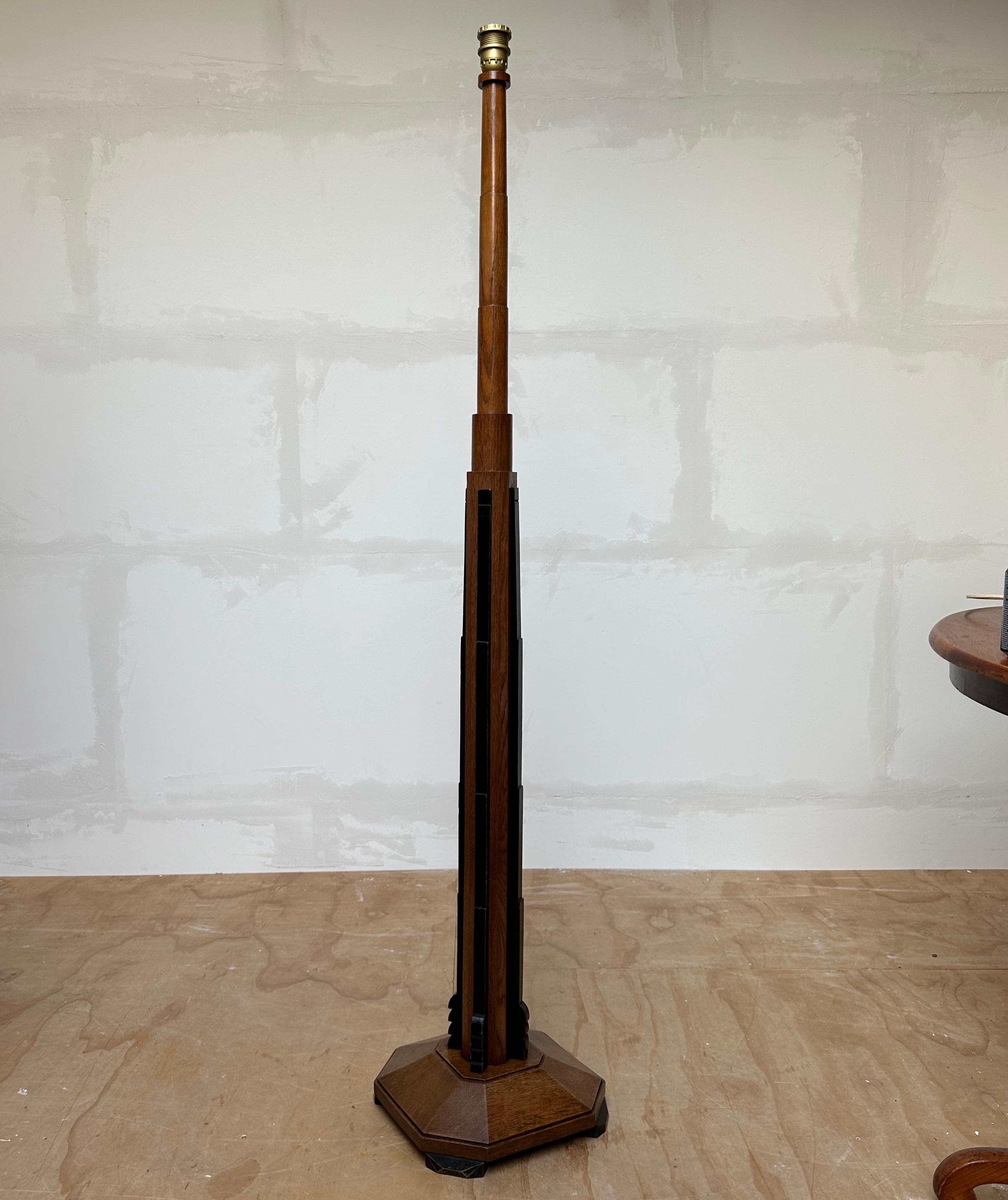 Rare & Stylish Dutch Arts & Crafts Hand Crafted Oak Floor Lamp Shade Base, 1910s For Sale 10