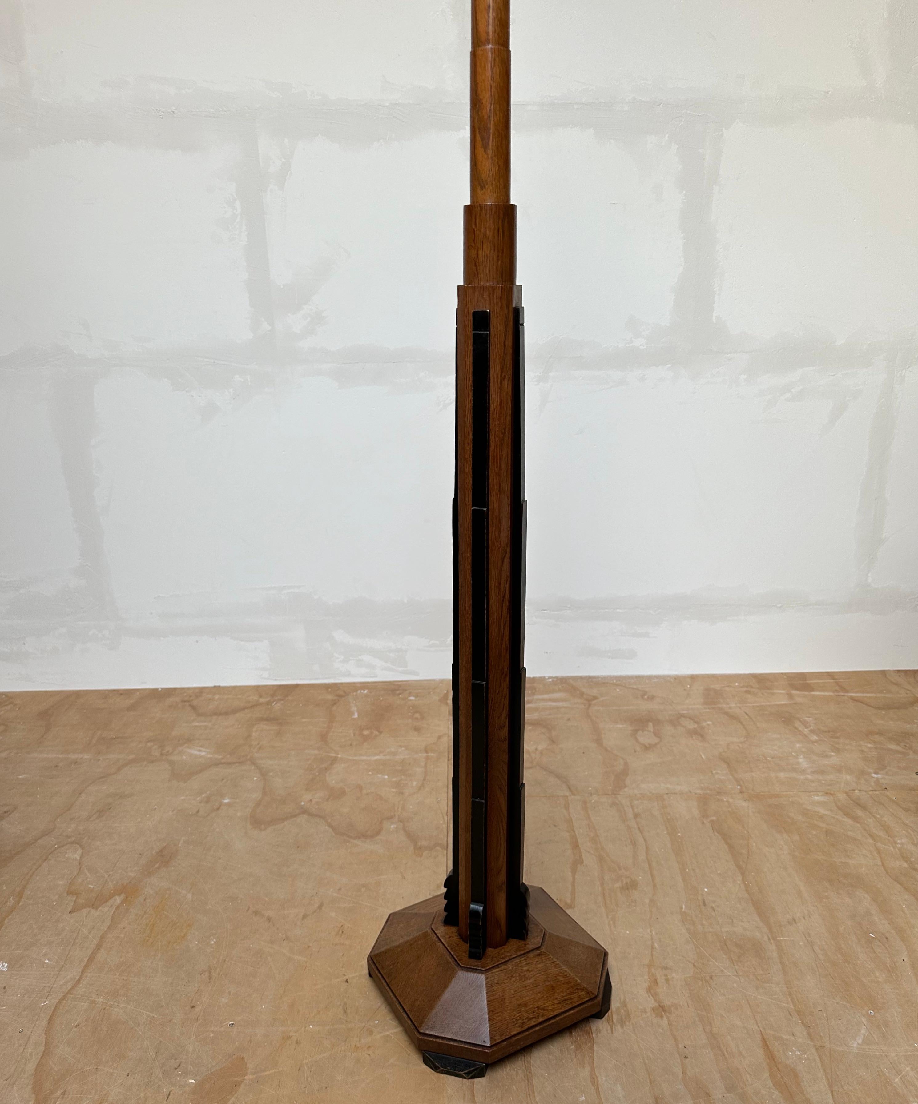 Rare & Stylish Dutch Arts & Crafts Hand Crafted Oak Floor Lamp Shade Base, 1910s For Sale 11