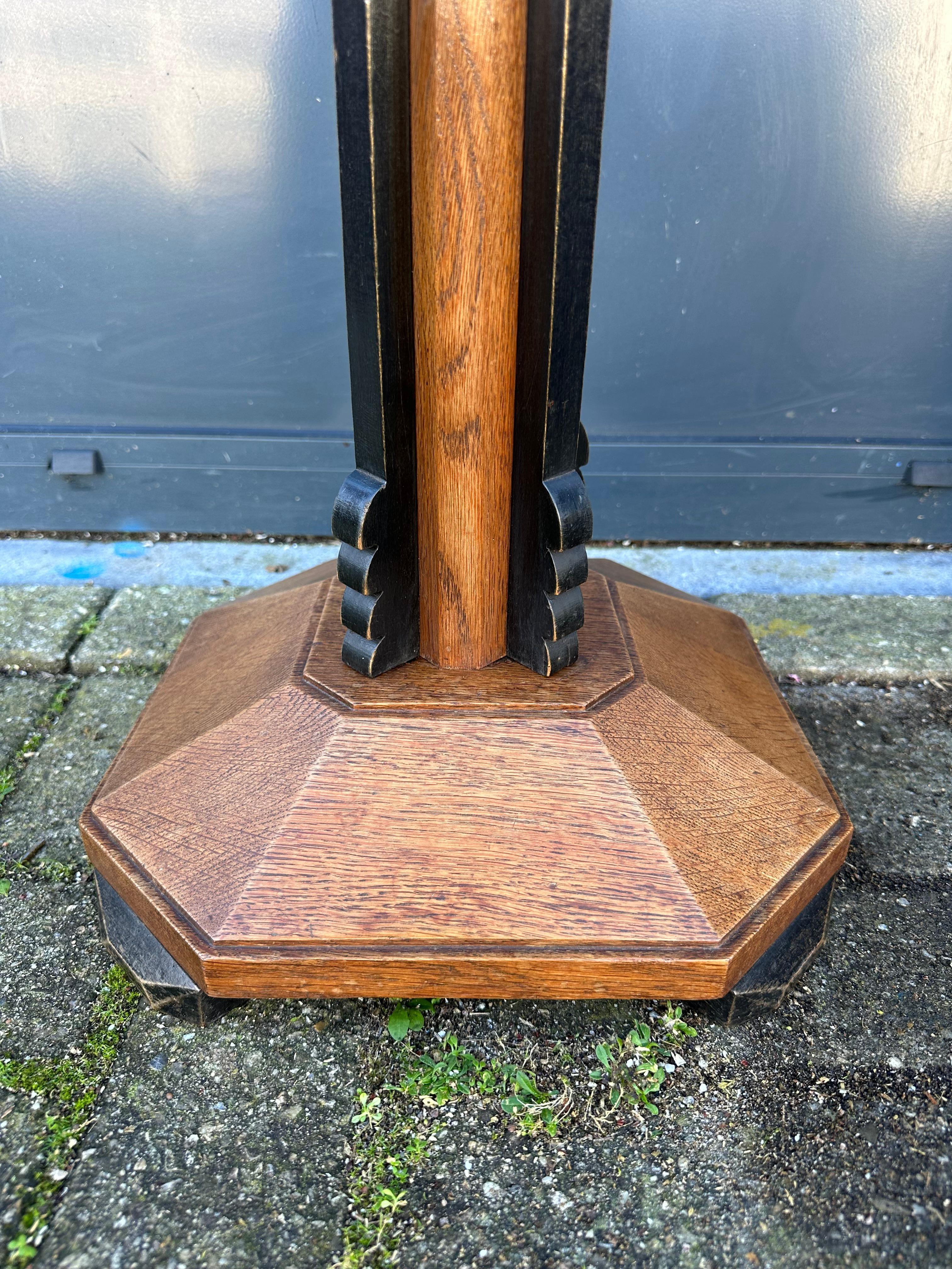 Rare & Stylish Dutch Arts & Crafts Hand Crafted Oak Floor Lamp Shade Base, 1910s In Good Condition For Sale In Lisse, NL