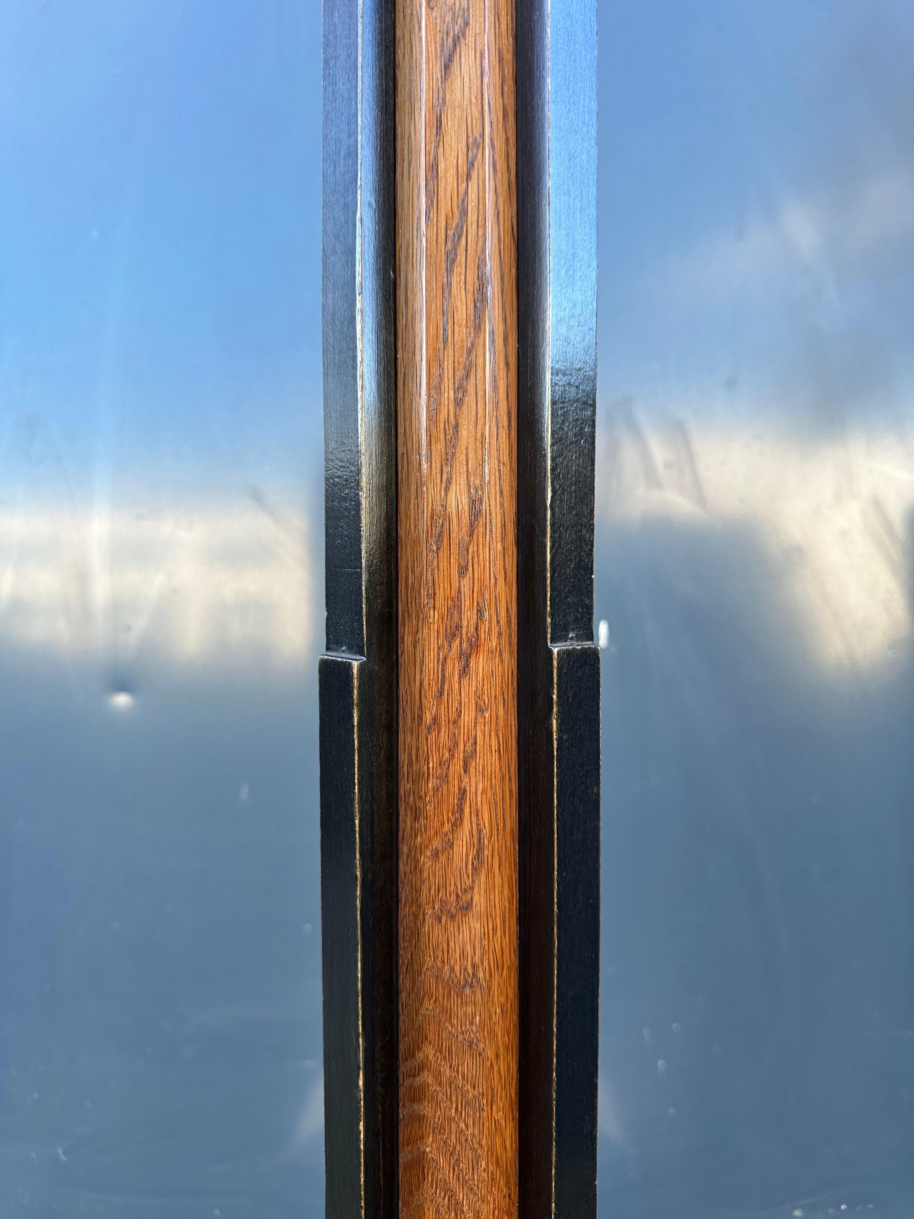 XX secolo Rara ed elegante base per lampada da terra olandese in Oak, realizzata a mano, degli anni '10 del secolo scorso in vendita