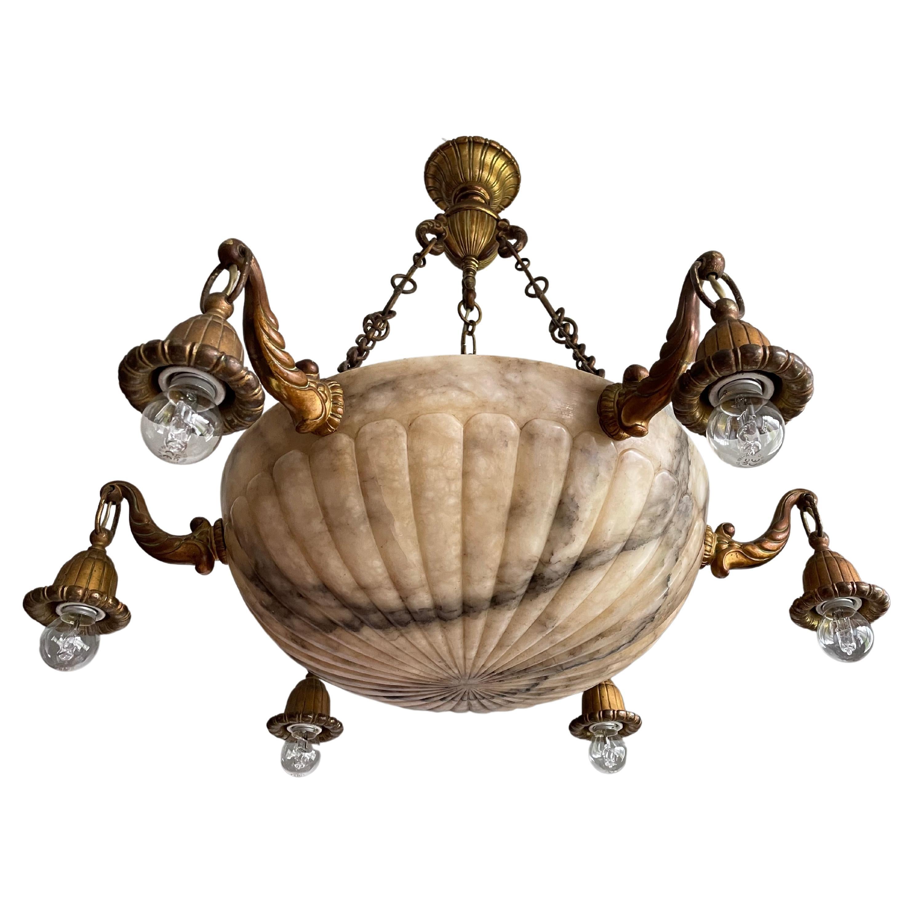 Antiker und atemberaubender Anhänger/Kronleuchter aus vergoldeter Bronze und großem Alabasterschirm