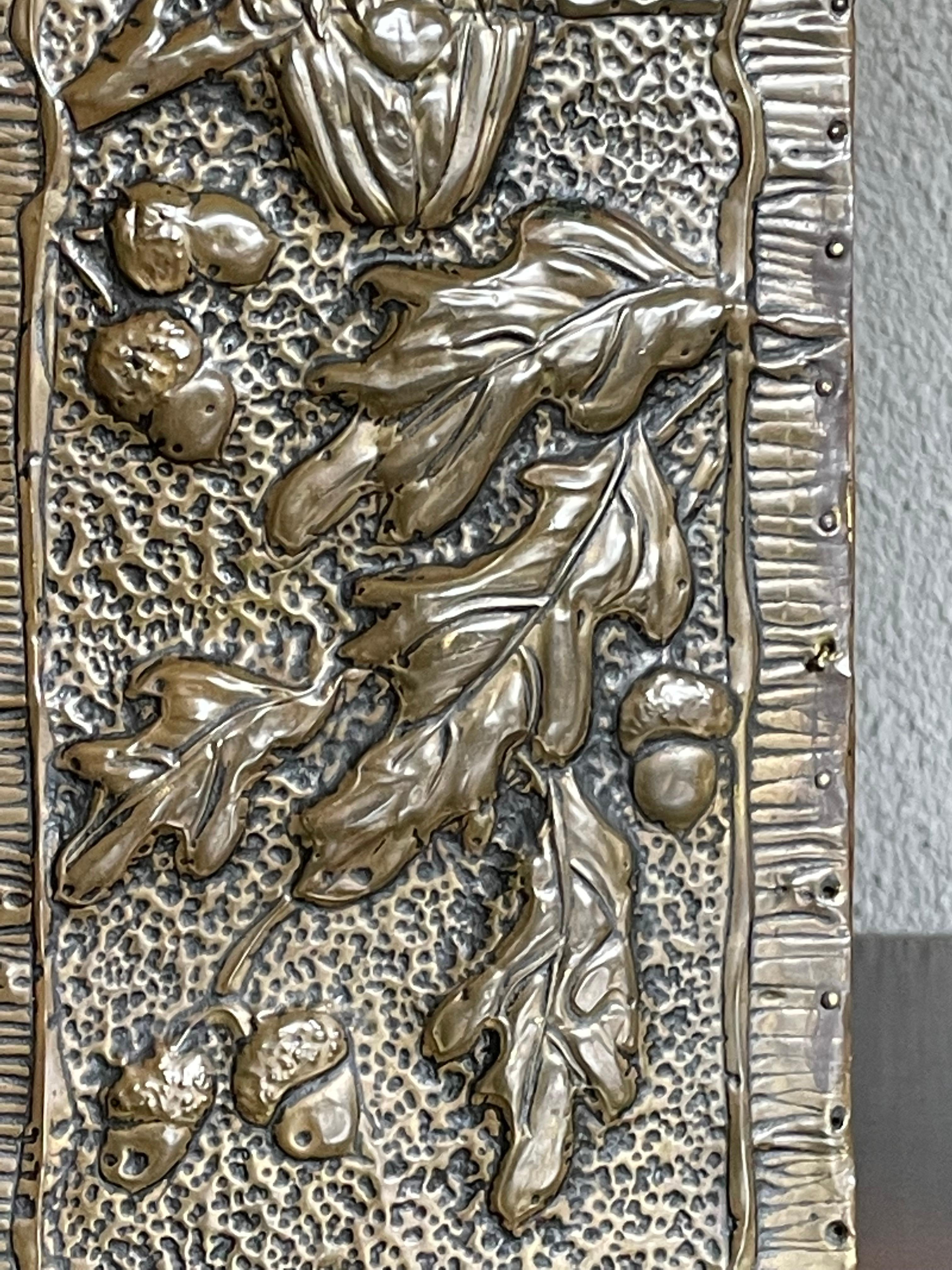 Paire de vases Arts & Crafts uniques et anciens en laiton embossé avec Sculptures de hibou en vente 8