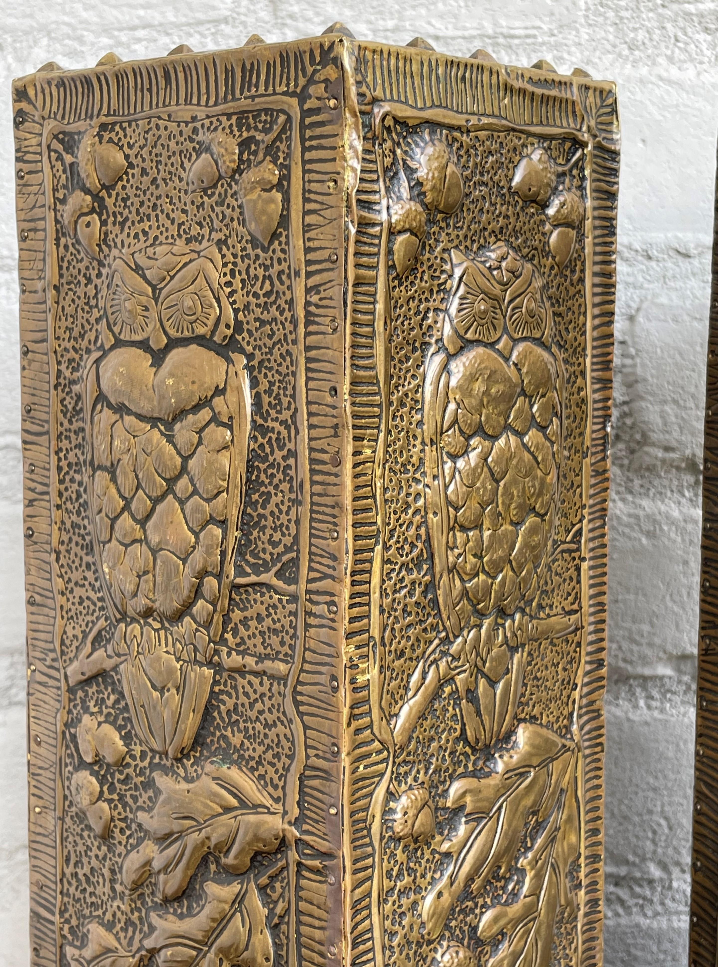 Paire de vases Arts & Crafts uniques et anciens en laiton embossé avec Sculptures de hibou en vente 9