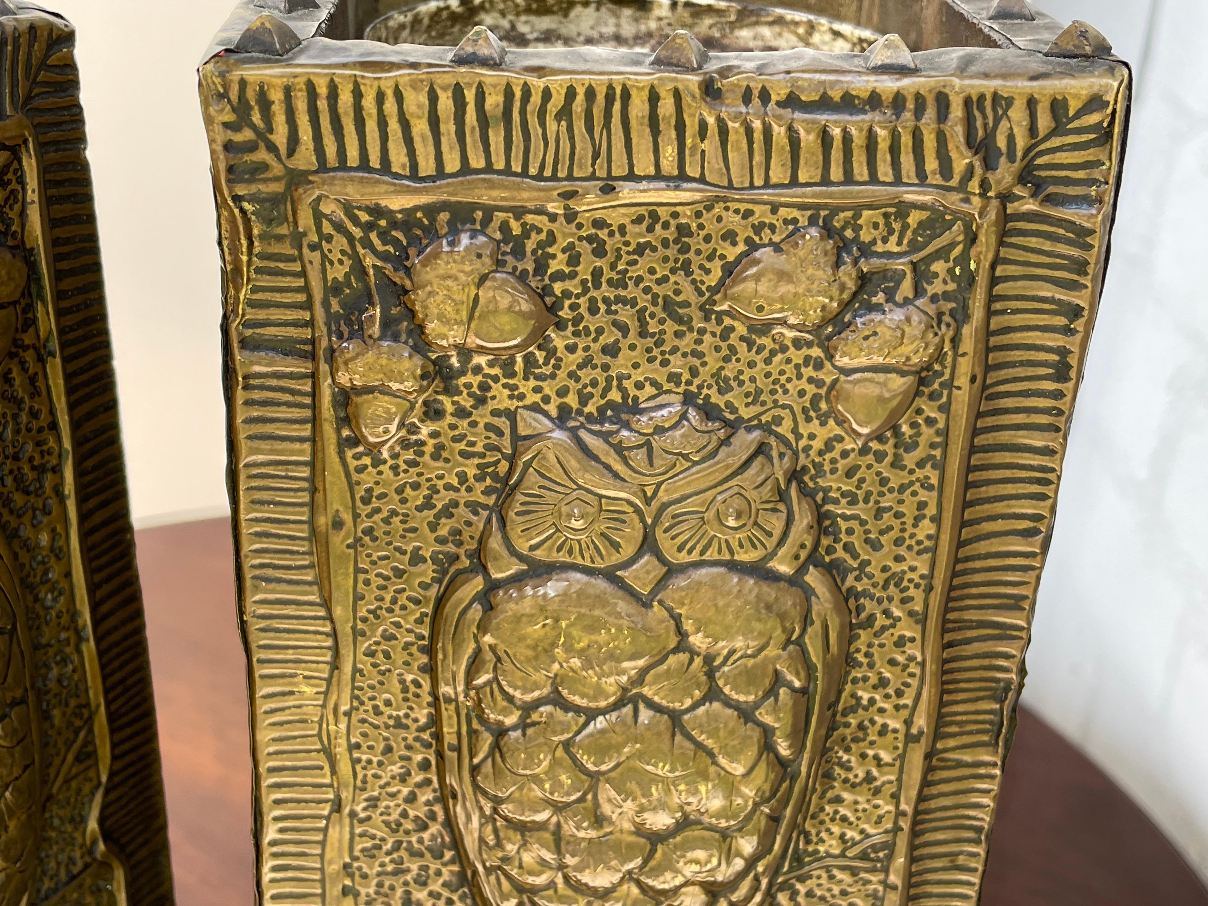 Paire de vases Arts & Crafts uniques et anciens en laiton embossé avec Sculptures de hibou en vente 10