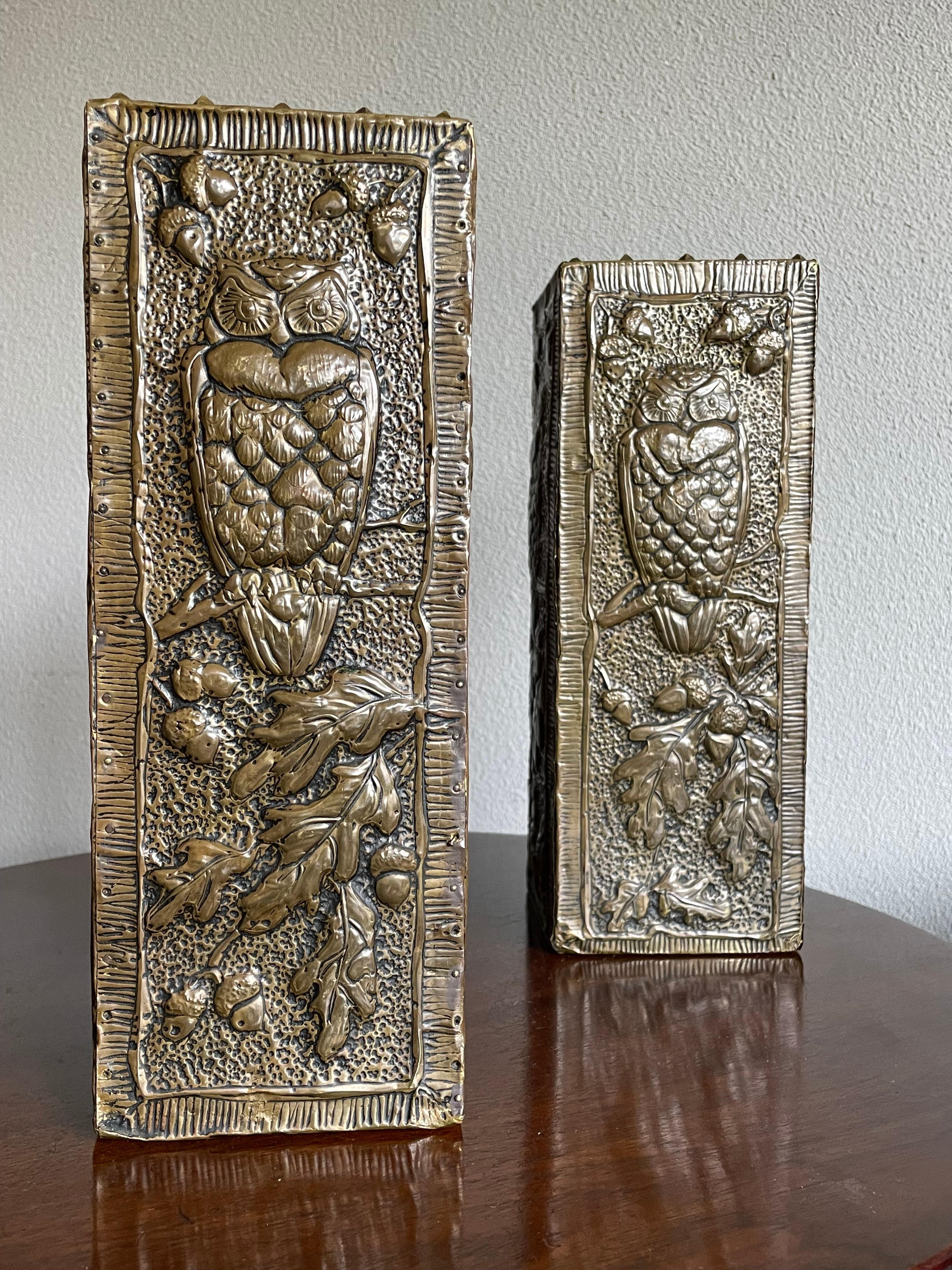 Antike und einzigartige Arts & Craft Paar geprägte Messingvasen w. Eulen-Skulpturen (Europäisch) im Angebot