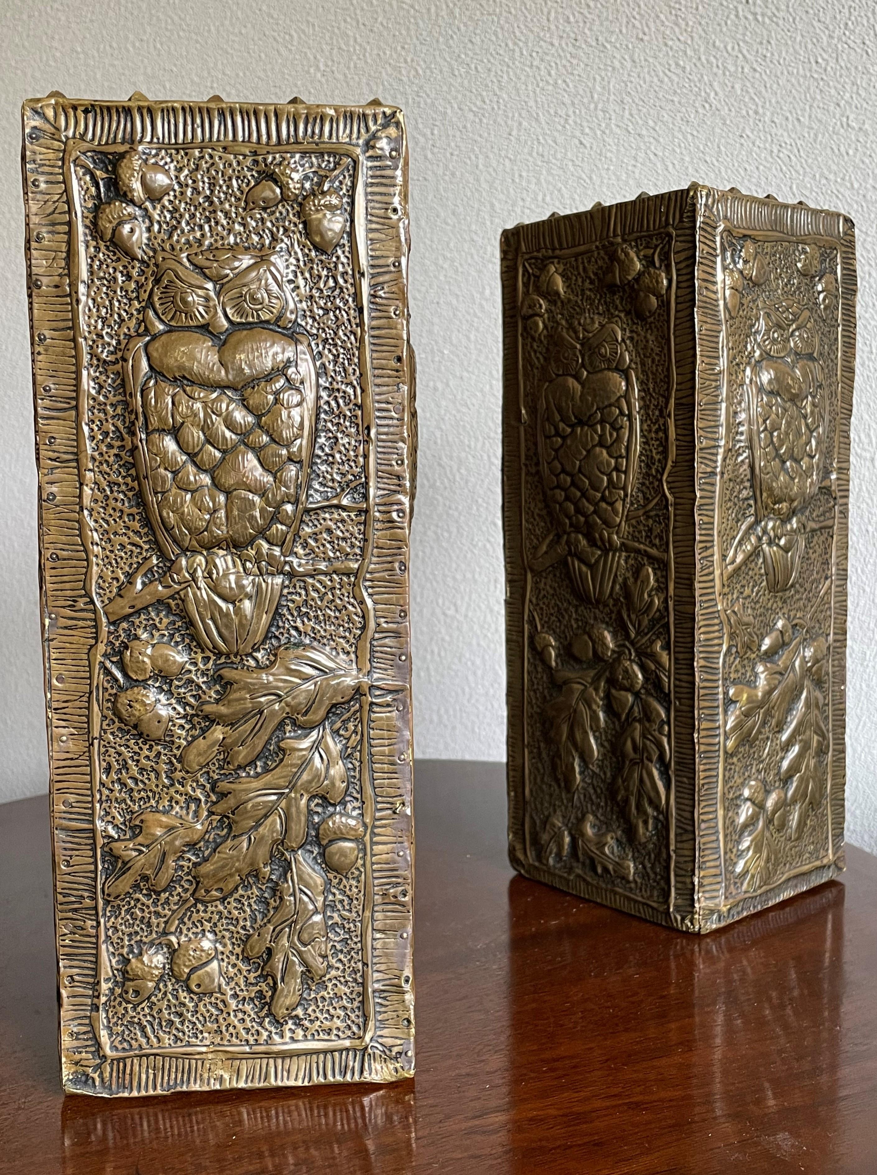 Effet bronze Paire de vases Arts & Crafts uniques et anciens en laiton embossé avec Sculptures de hibou en vente