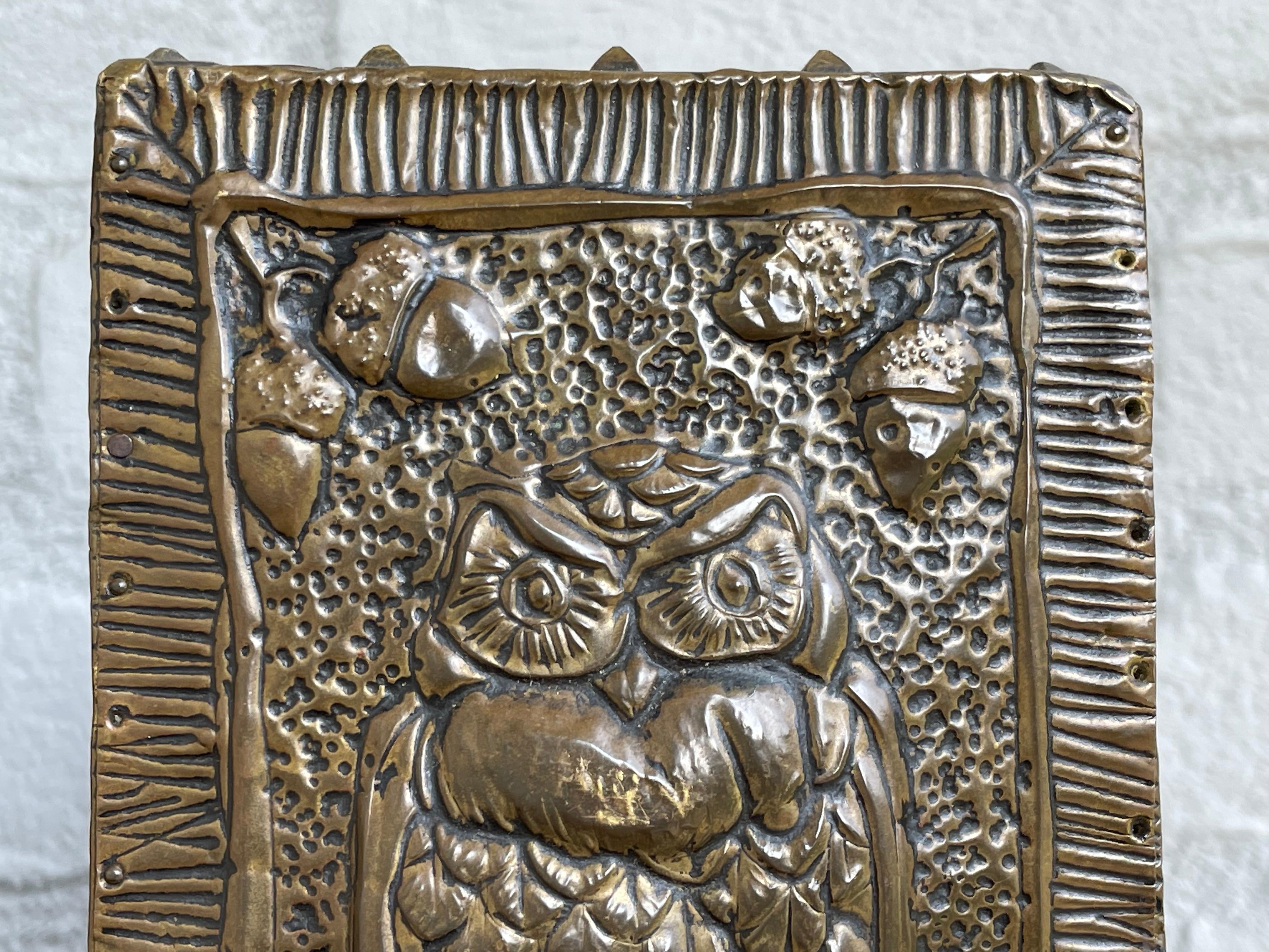 Antike und einzigartige Arts & Craft Paar geprägte Messingvasen w. Eulen-Skulpturen (20. Jahrhundert) im Angebot