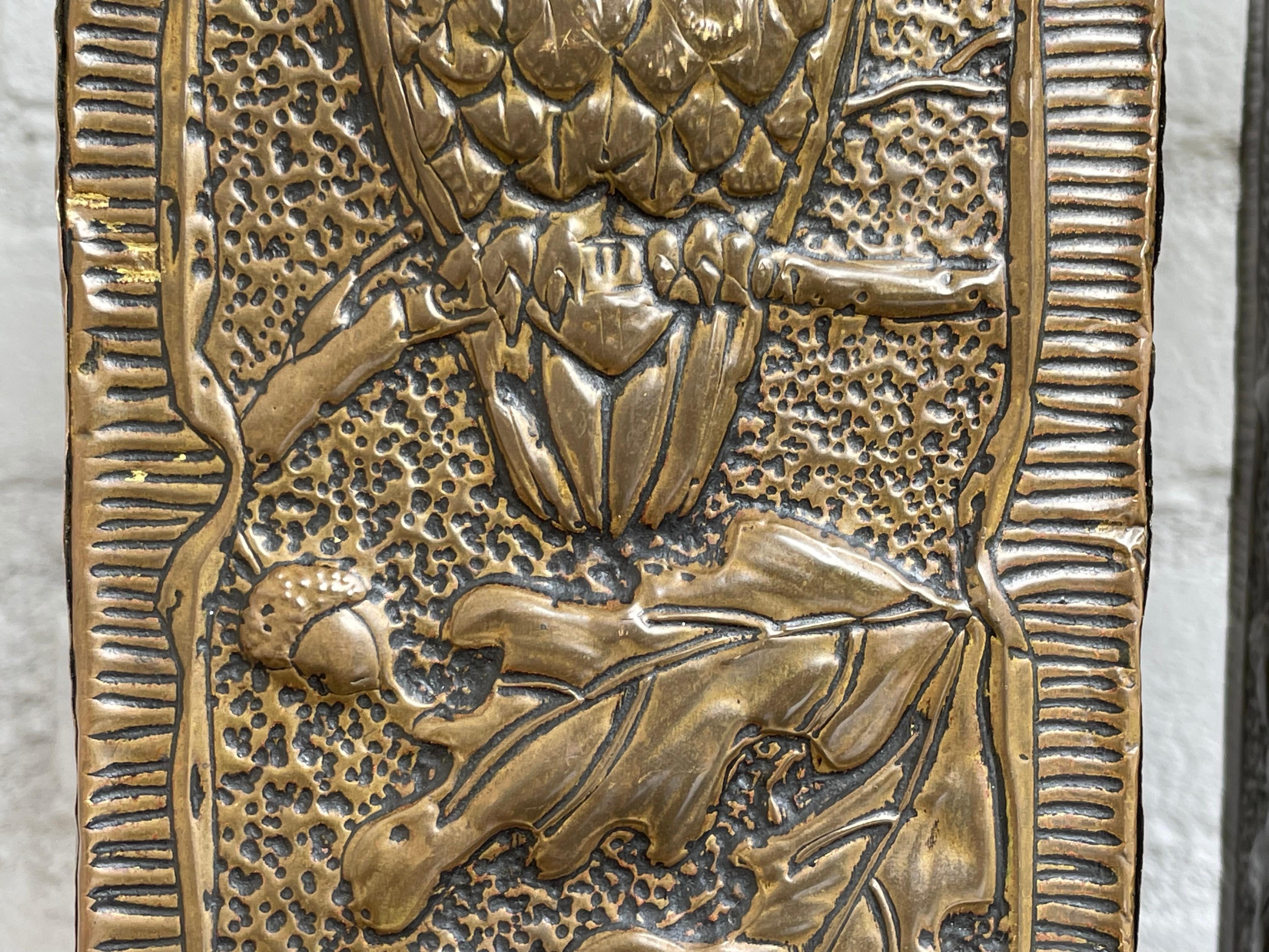 Laiton Paire de vases Arts & Crafts uniques et anciens en laiton embossé avec Sculptures de hibou en vente