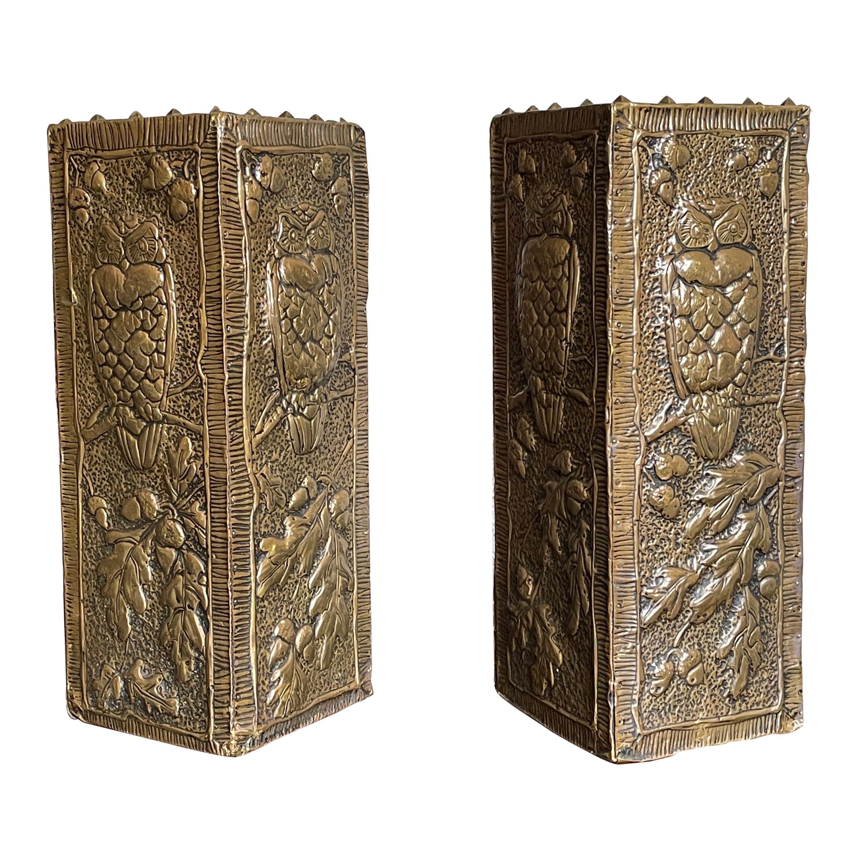 Antica e unica coppia di vasi in ottone goffrato di Arti & Mestieri con. Sculture di gufi