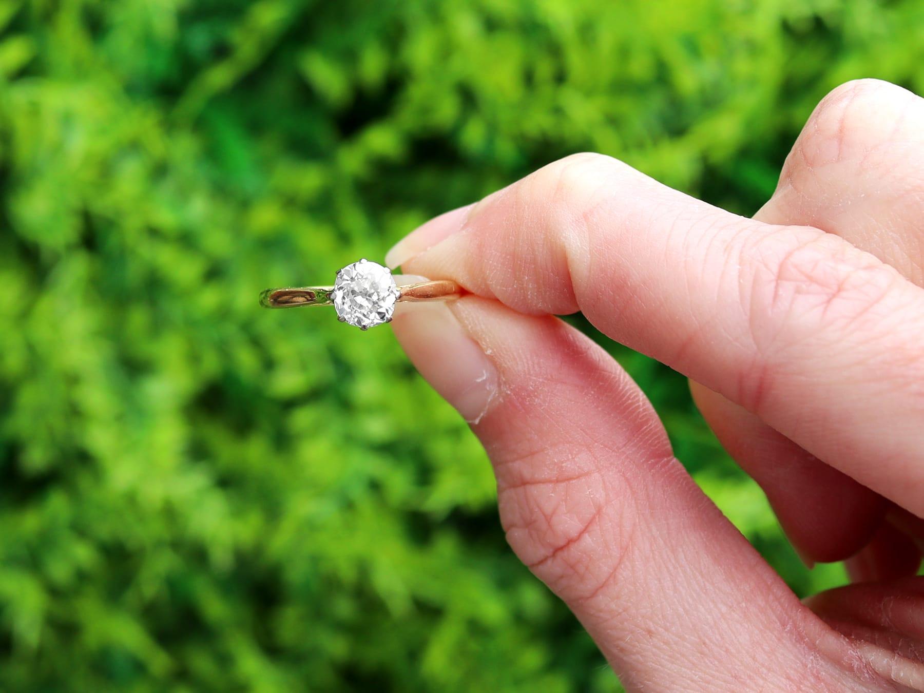 Ein atemberaubender, feiner und beeindruckender antiker Verlobungsring mit 0,80 Karat Diamanten und einem Solitär aus 18 Karat Gelbgold und 18 Karat Weißgold; Teil unserer vielfältigen Schmuck- und Verlobungsringkollektion.

Dieser atemberaubende,