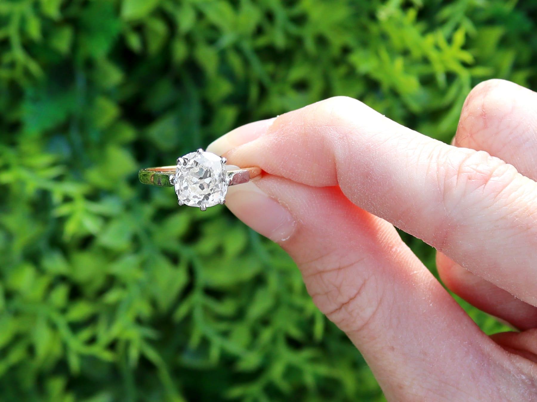 Un impresionante, fino e impresionante anillo solitario antiguo de diamantes de 2,58 quilates y oro amarillo de 18 quilates, engastado en oro blanco de 18 quilates; forma parte de nuestra variada colección de anillos de compromiso de