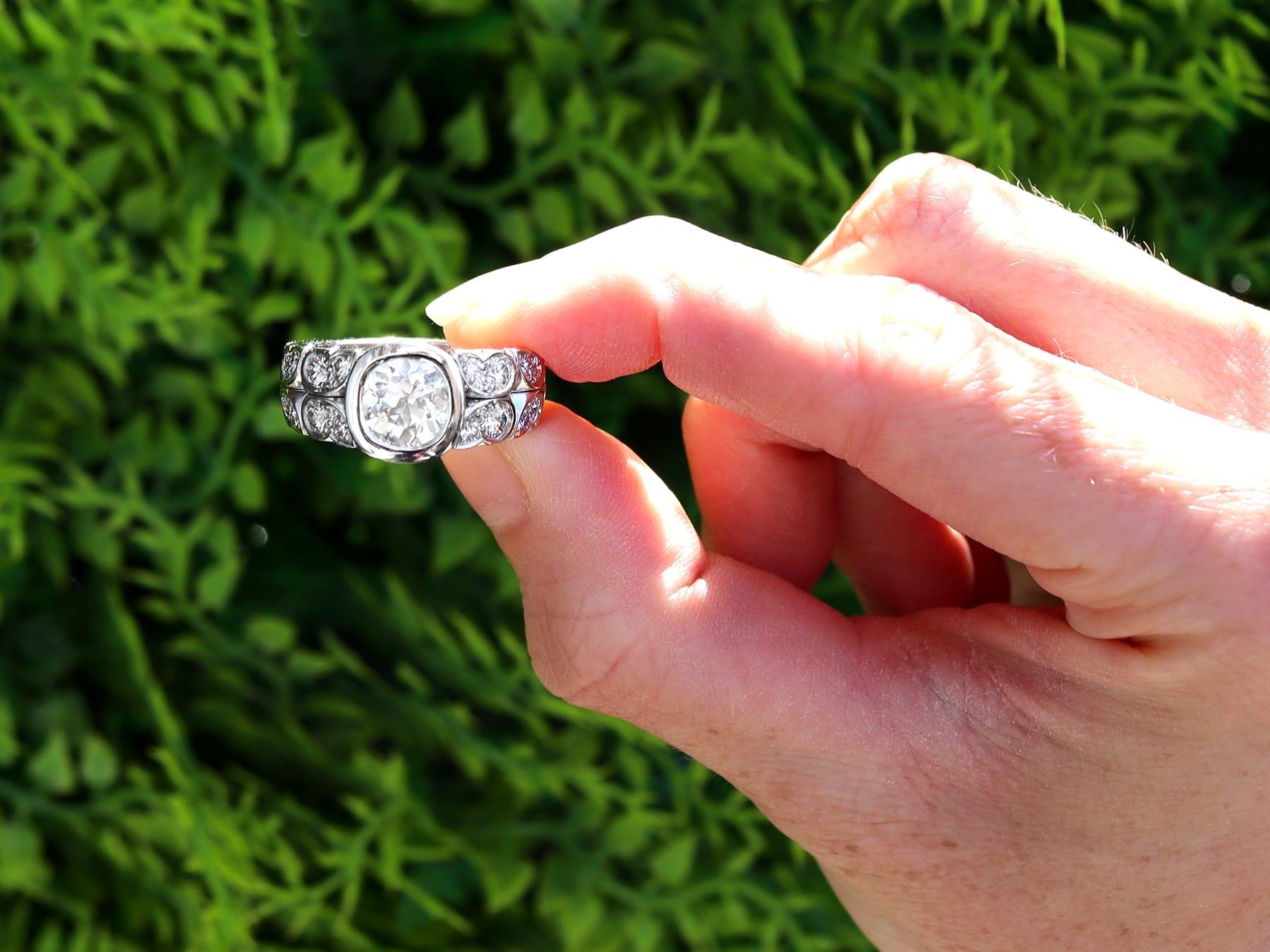 Ein atemberaubender, feiner und beeindruckender antiker und Vintage-Ring aus 3,22 Karat Diamanten und 18 Karat Weißgold; Teil unserer vielfältigen Kollektion von Diamantschmuck. 

Dieser atemberaubende Unisex-Verlobungsring mit 2 Karat Diamanten ist