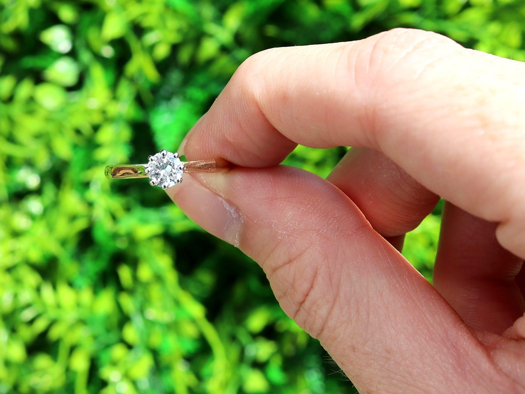 Antiguo e impresionante anillo de compromiso solitario de diamantes de 0,42 quilates y oro amarillo de 18 quilates, engastado en oro blanco de 18 quilates; forma parte de nuestras colecciones de joyas de diamantes y joyas de herencia.

Este fino e