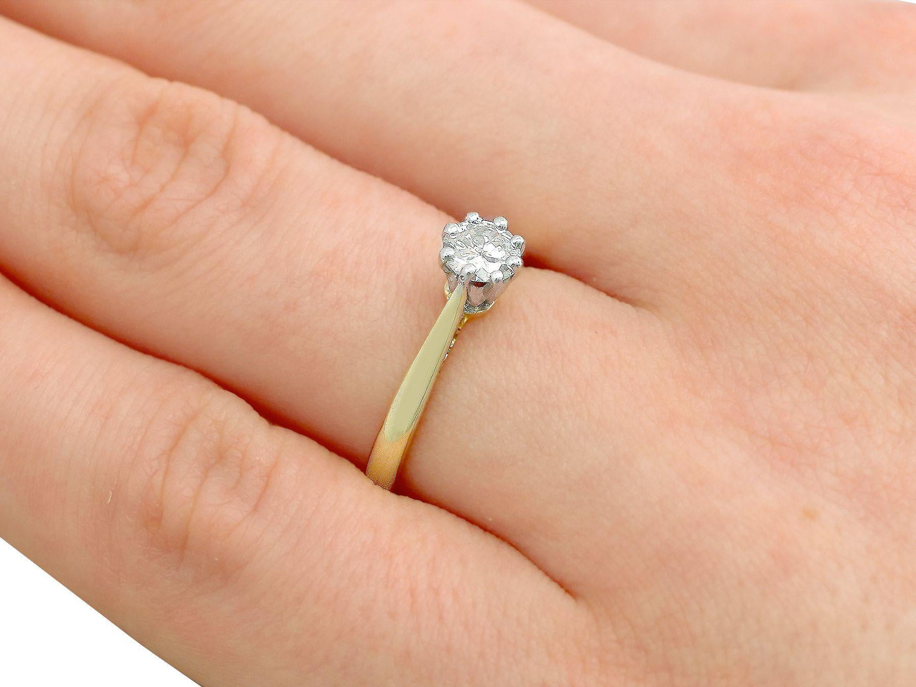 Anillo de compromiso solitario antiguo y vintage de diamantes y oro amarillo en venta 4