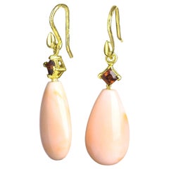 Boucles d'oreilles anciennes en or 18 carats avec corail d'ange et saphirs taille princesse