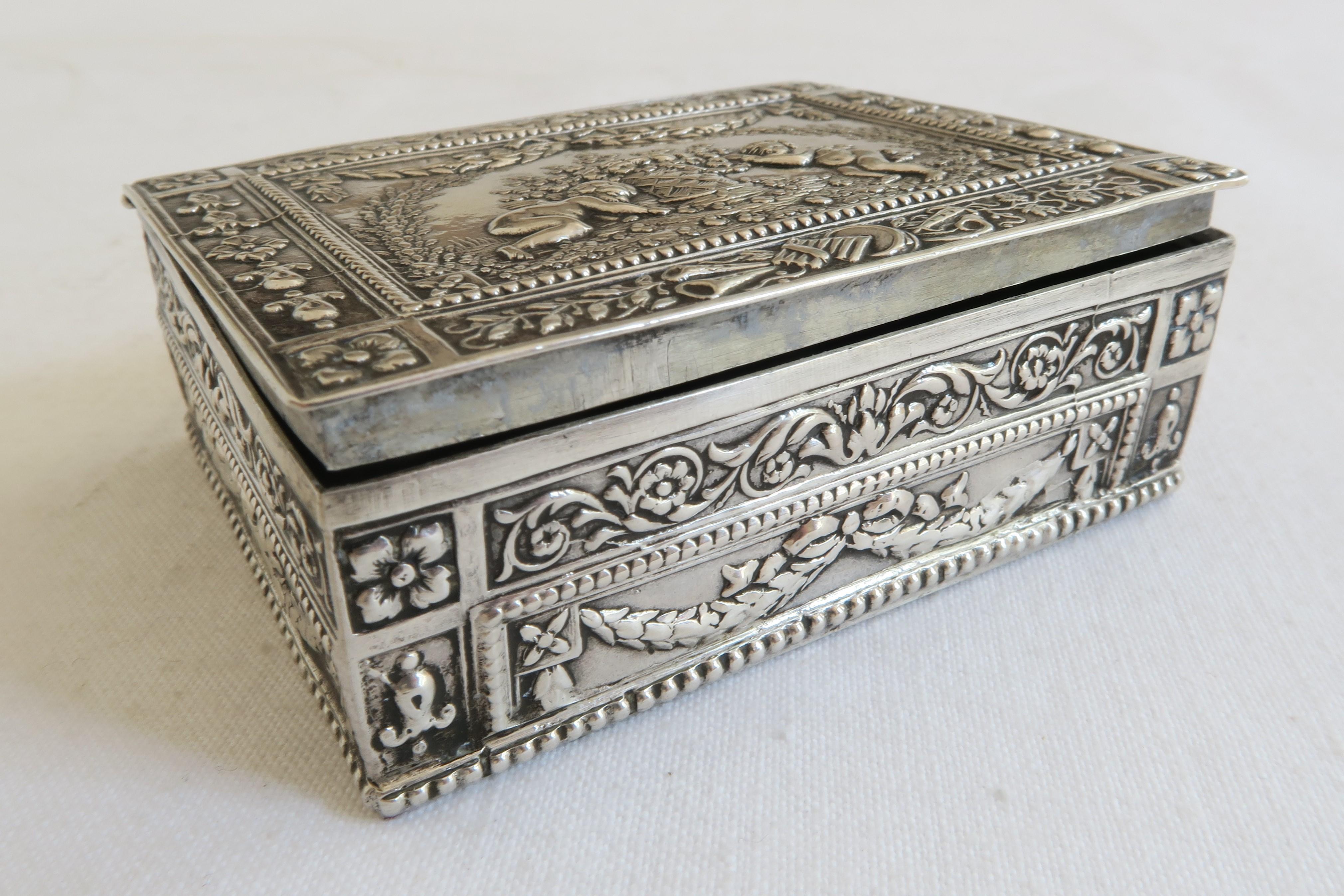 Antique Angel Motif Sterling Silver Snuff Box In Excellent Condition For Sale In Vienna, AT