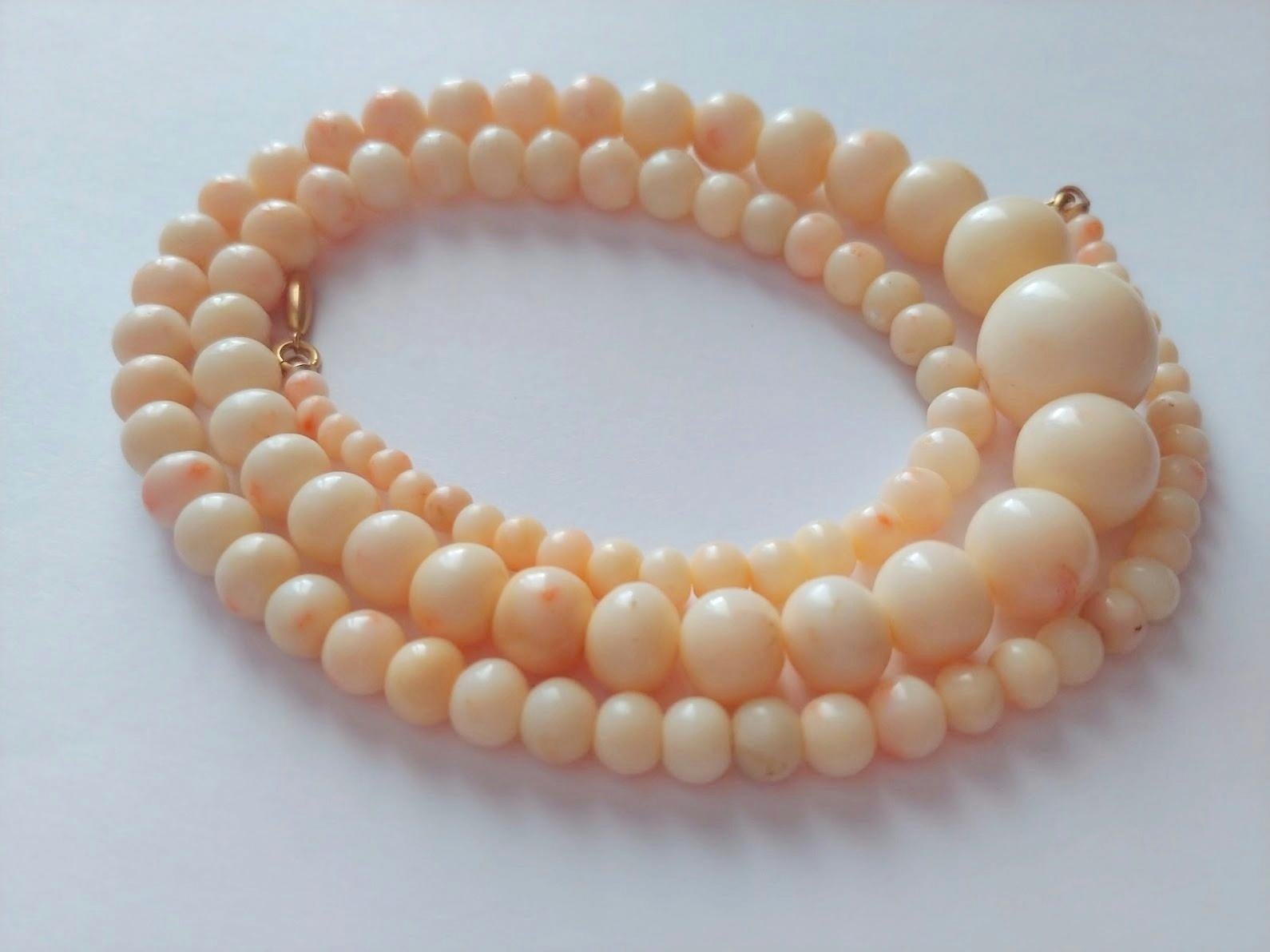 Clothes, and especially jewelry, affect our mood. 
By wearing an antique coral necklace and white pants, you agree in advance that today is not the time to worry about anything.

This coral necklace was found in a box containing an antique