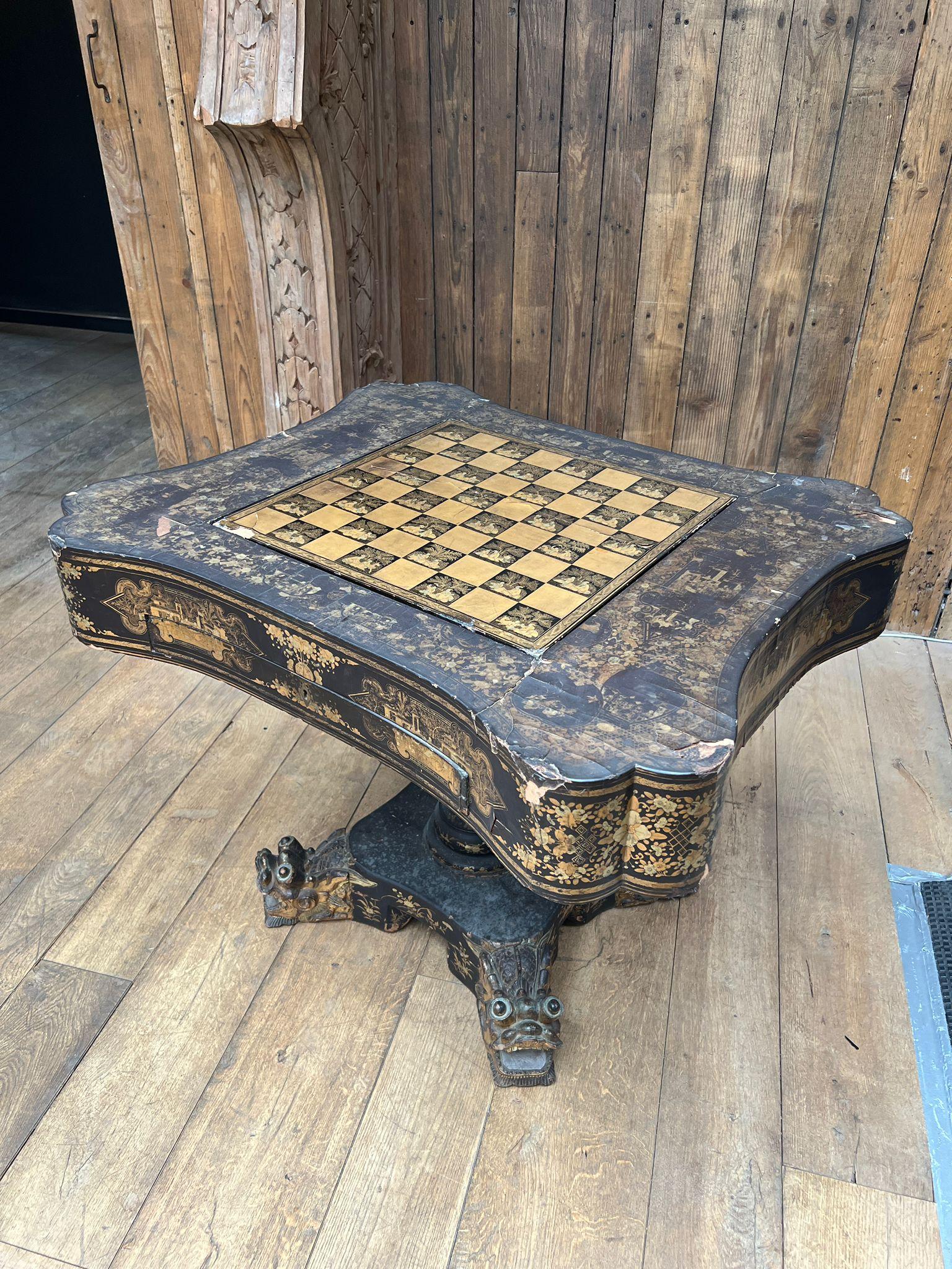 Ancienne table à jeux laquée de style anglo-chinois, vers 1850 en vente 3