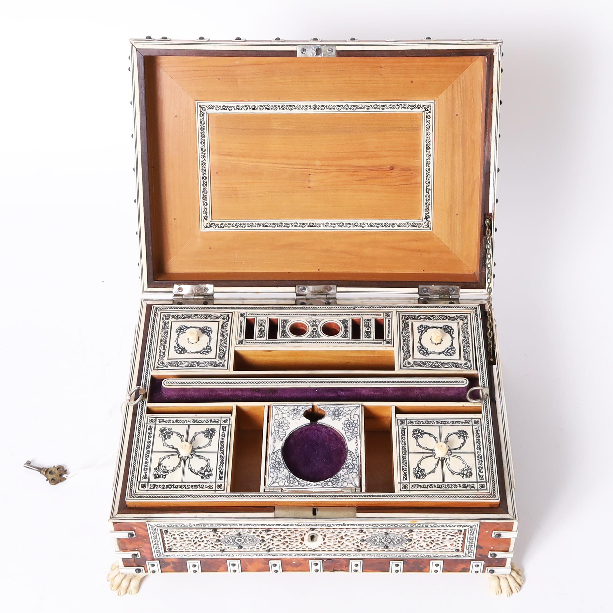Caja antigua angloindia de hueso y tortuga en venta 1