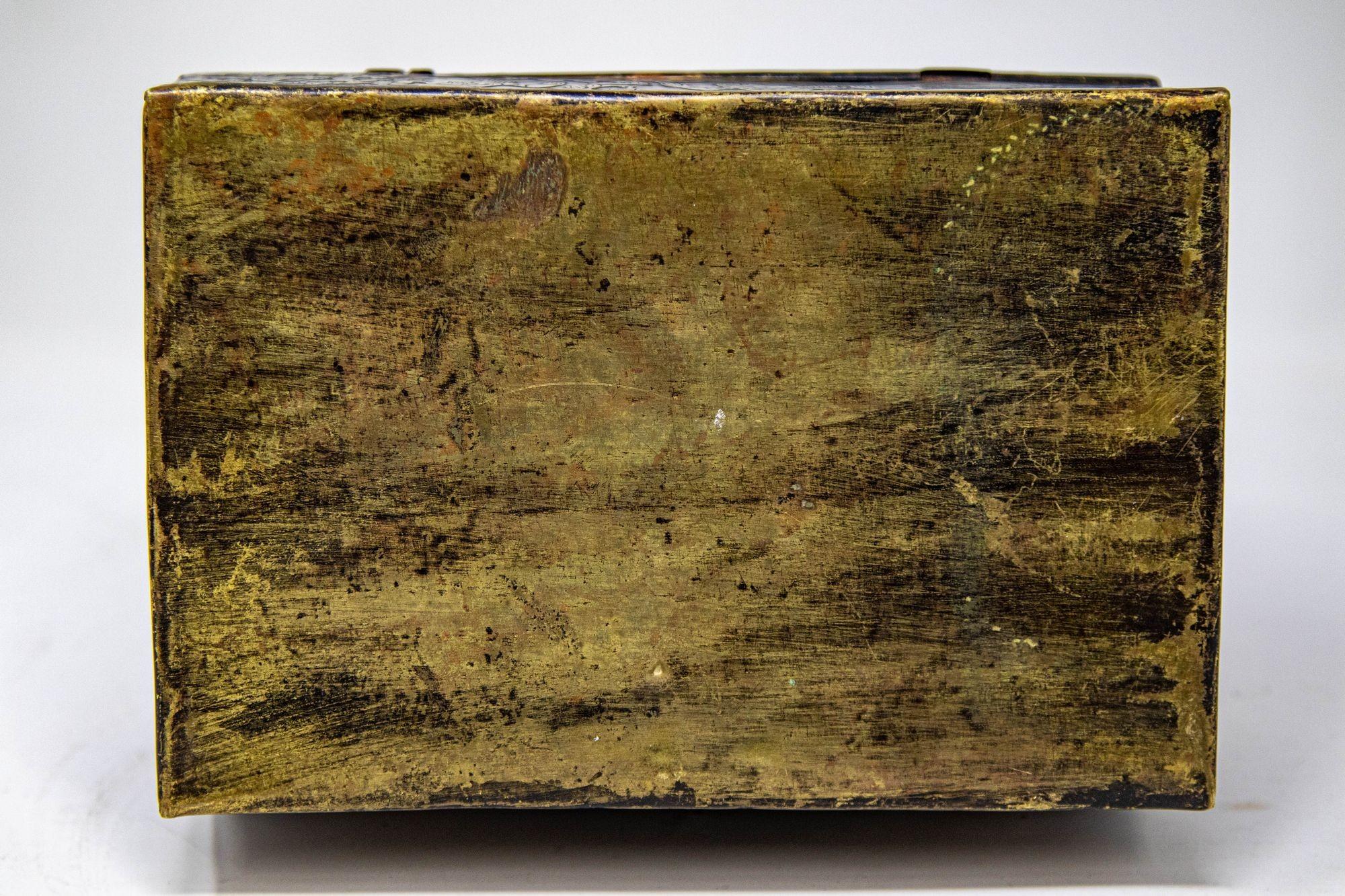 Antiguo joyero angloindio de bronce en venta 3