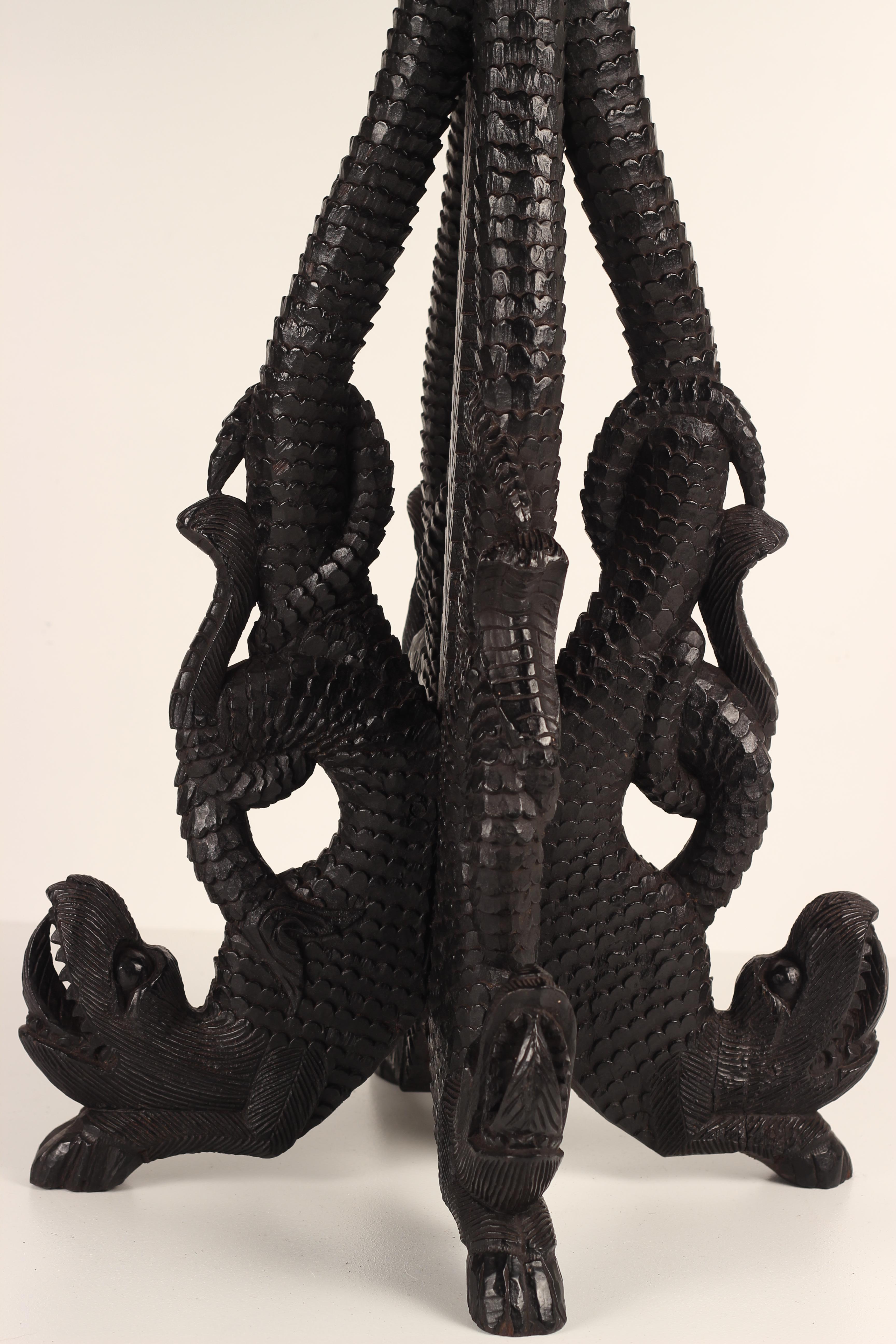 Territoire britannique de l’océan Indien Table centrale en bois de rose sculpté représentant des dragons, style anglo-indien bohème chic, 19ème siècle en vente