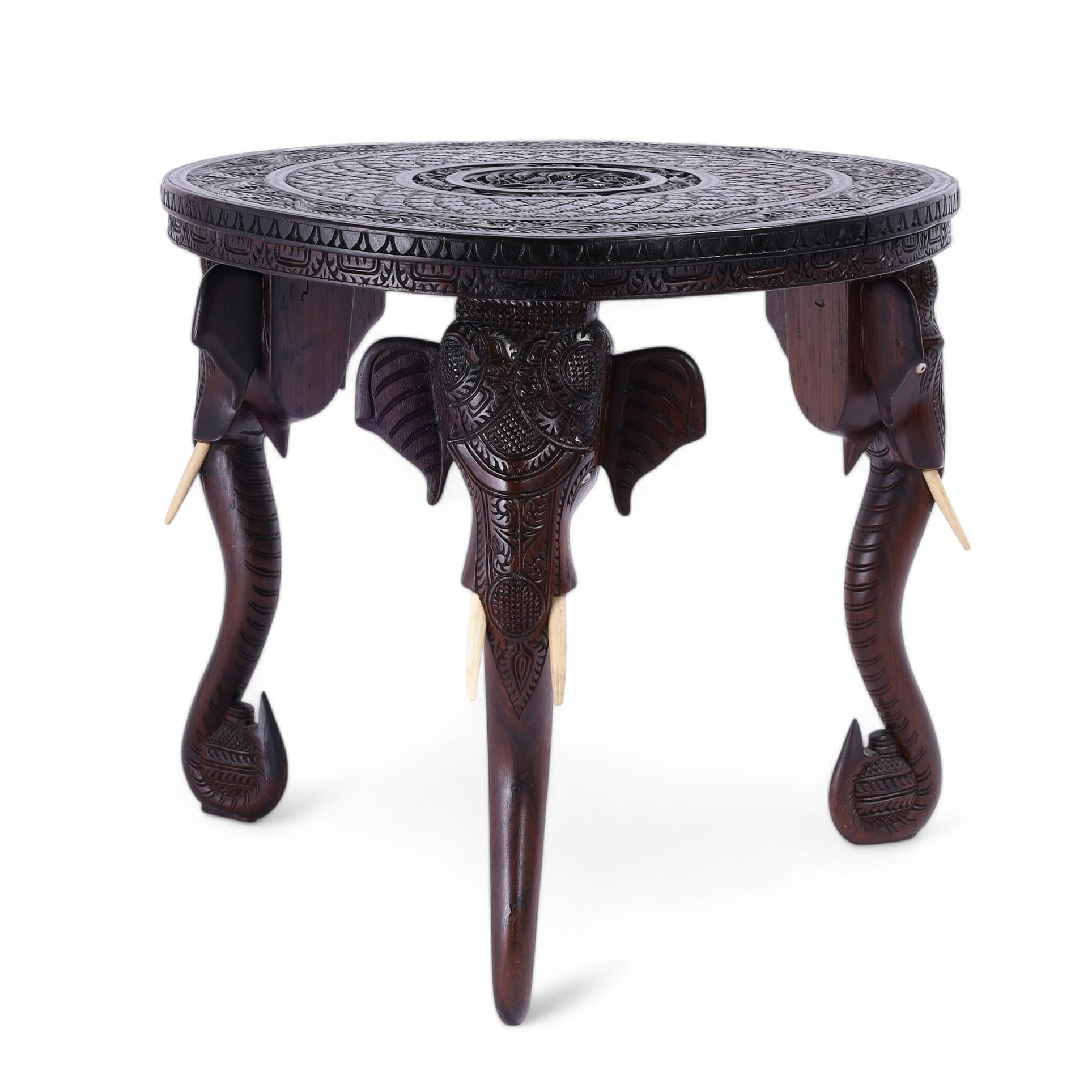 Anglo-indien Table ou Stand ancien pour éléphant sculpté anglo-indien en vente