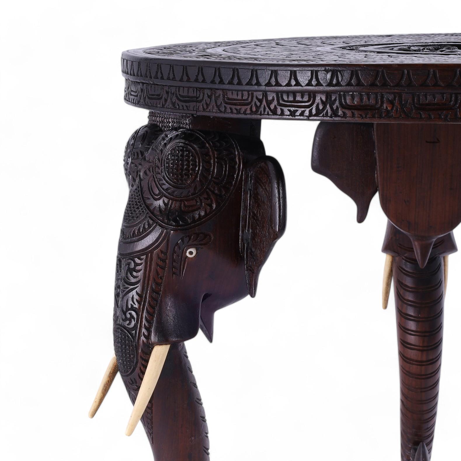 Sculpté Table ou Stand ancien pour éléphant sculpté anglo-indien en vente