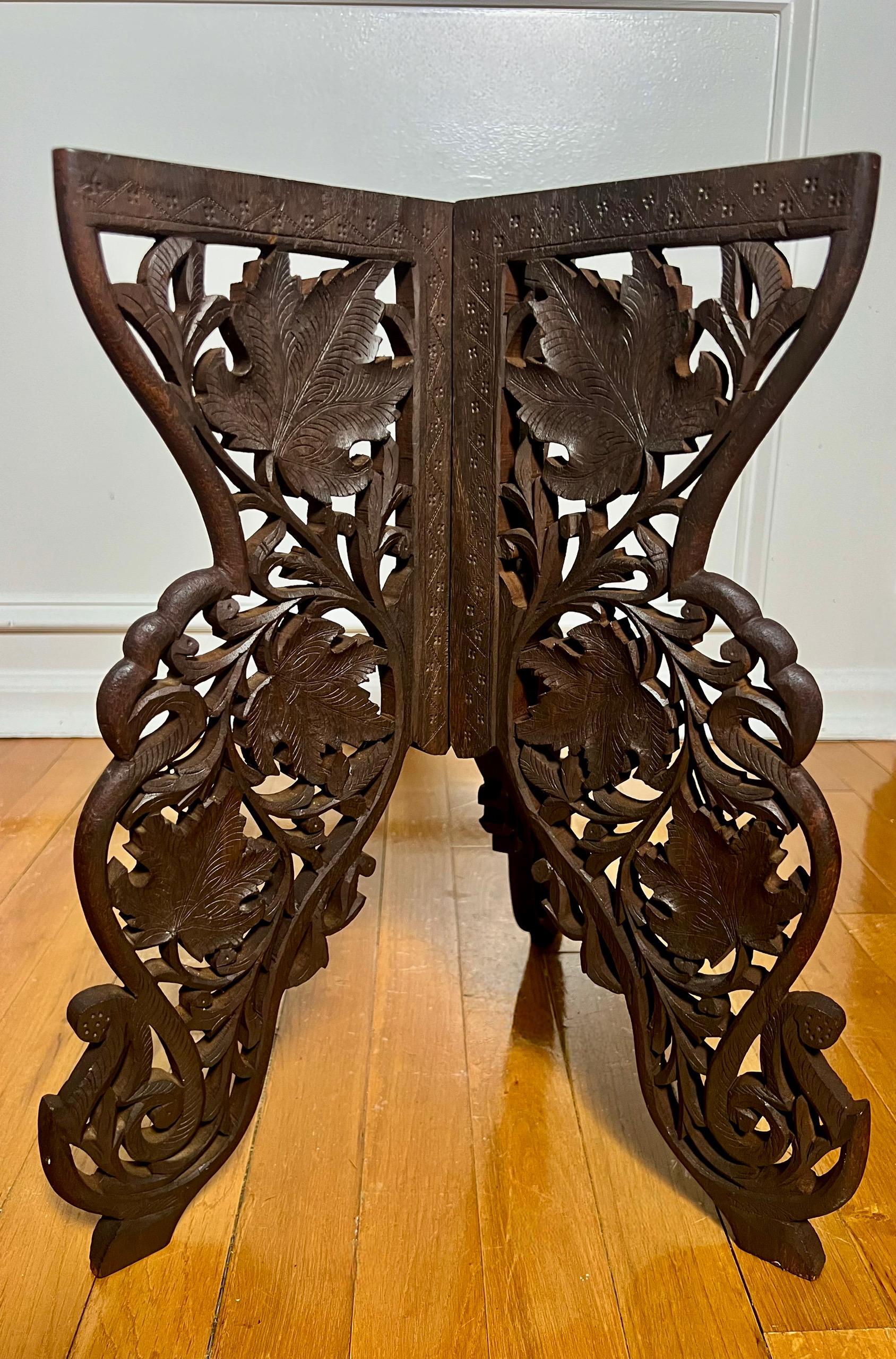Antique Anglo-Indian Carved Hardwood Round Campaign Side Table en vente 4
