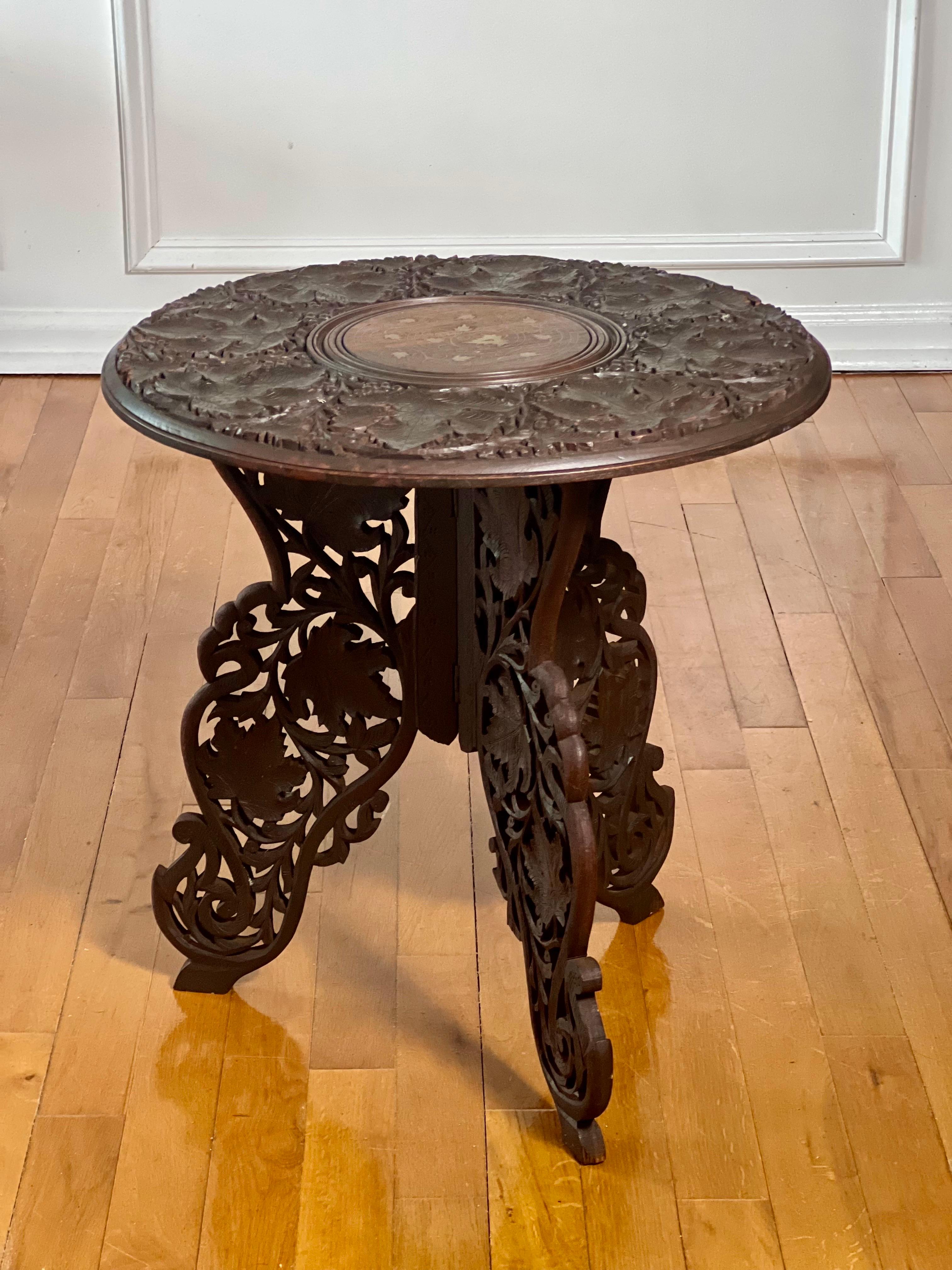 Indien Antique Anglo-Indian Carved Hardwood Round Campaign Side Table en vente