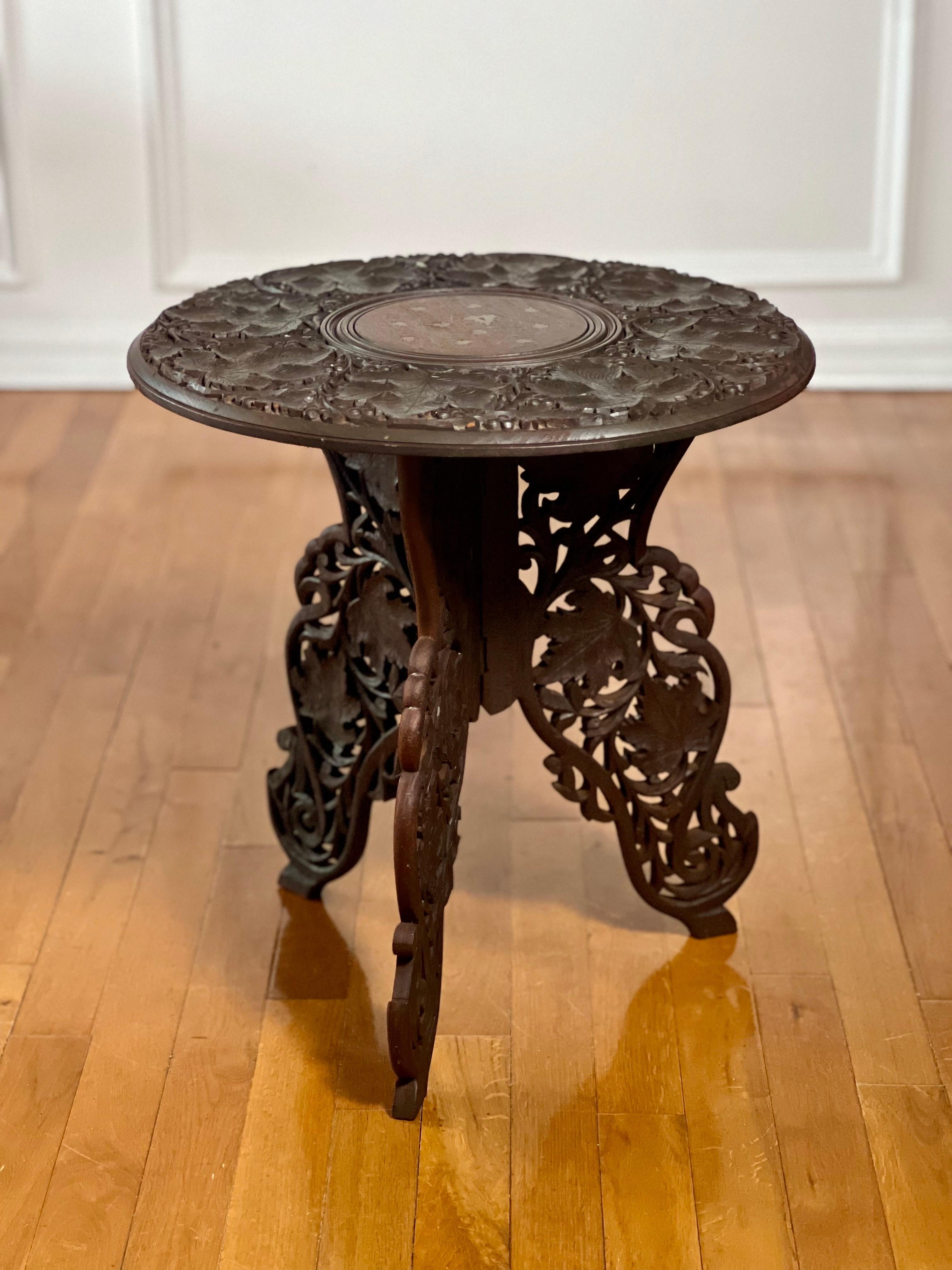 Sculpté Antique Anglo-Indian Carved Hardwood Round Campaign Side Table en vente