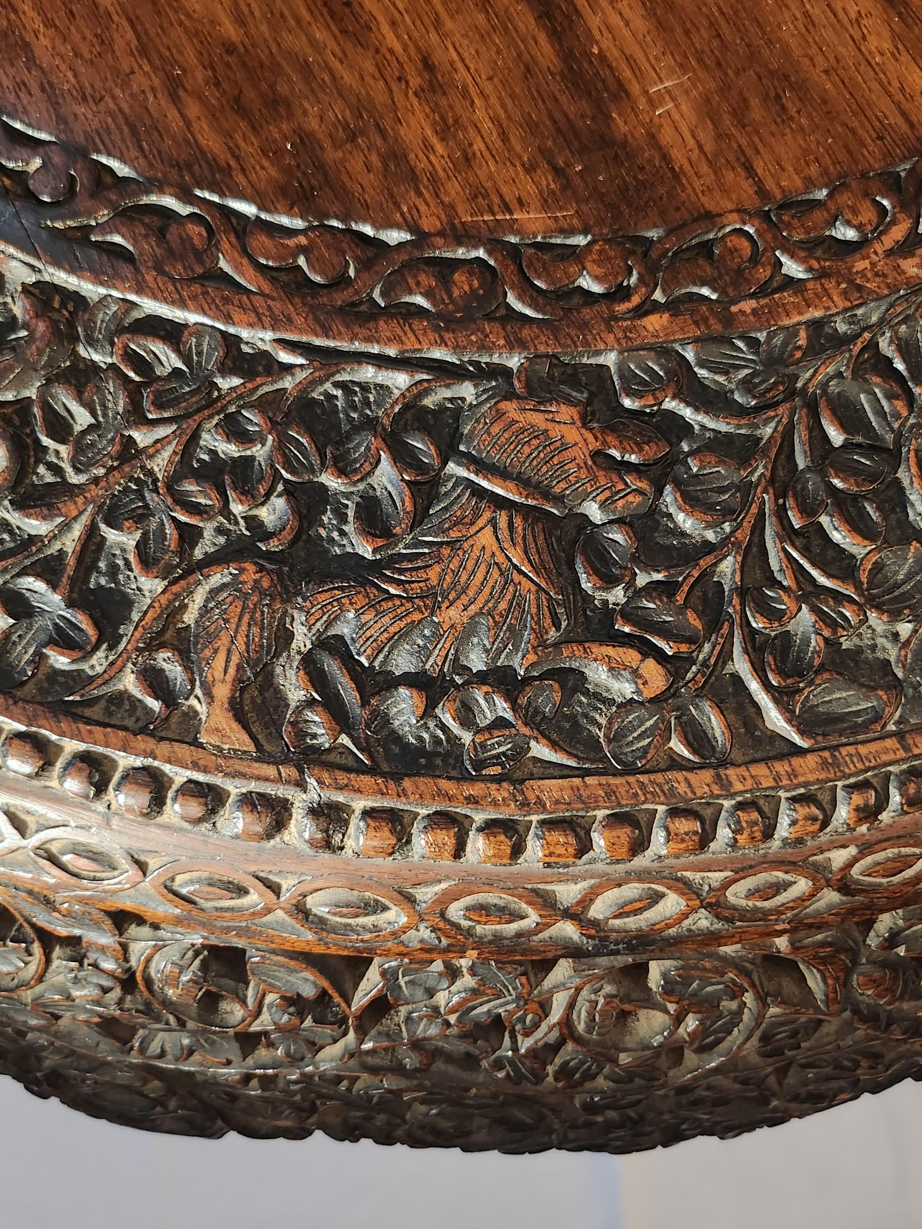 Ancienne table centrale anglo-indienne en bois de rose sculpté, 19e siècle en vente 4