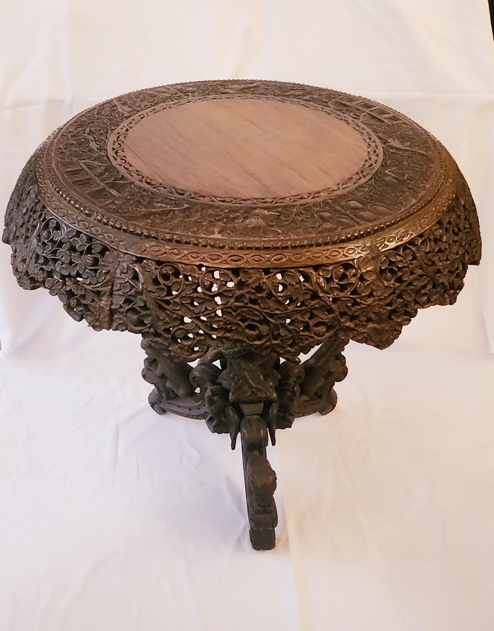 Cette ancienne table centrale en bois de rose sculpté anglo-indien du XIXe siècle est un véritable chef-d'œuvre. Il se caractérise par un savoir-faire artisanal exquis et des détails complexes, illustrant la riche fusion culturelle des influences