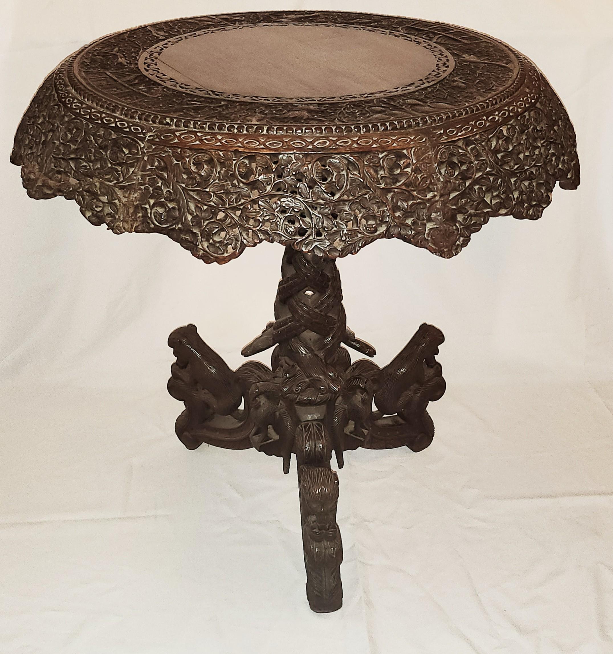 Sculpté Ancienne table centrale anglo-indienne en bois de rose sculpté, 19e siècle en vente