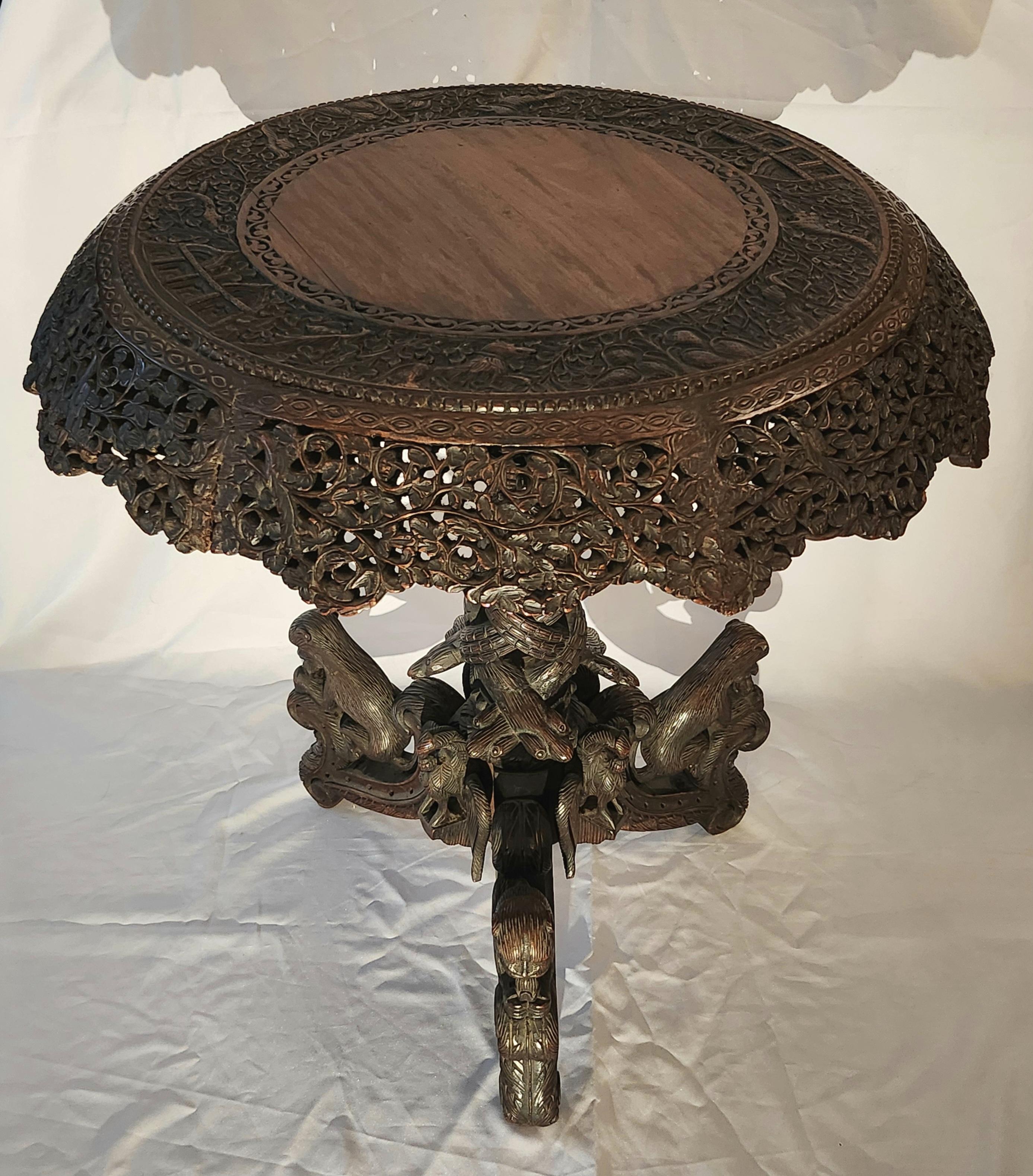 Ancienne table centrale anglo-indienne en bois de rose sculpté, 19e siècle en vente 3