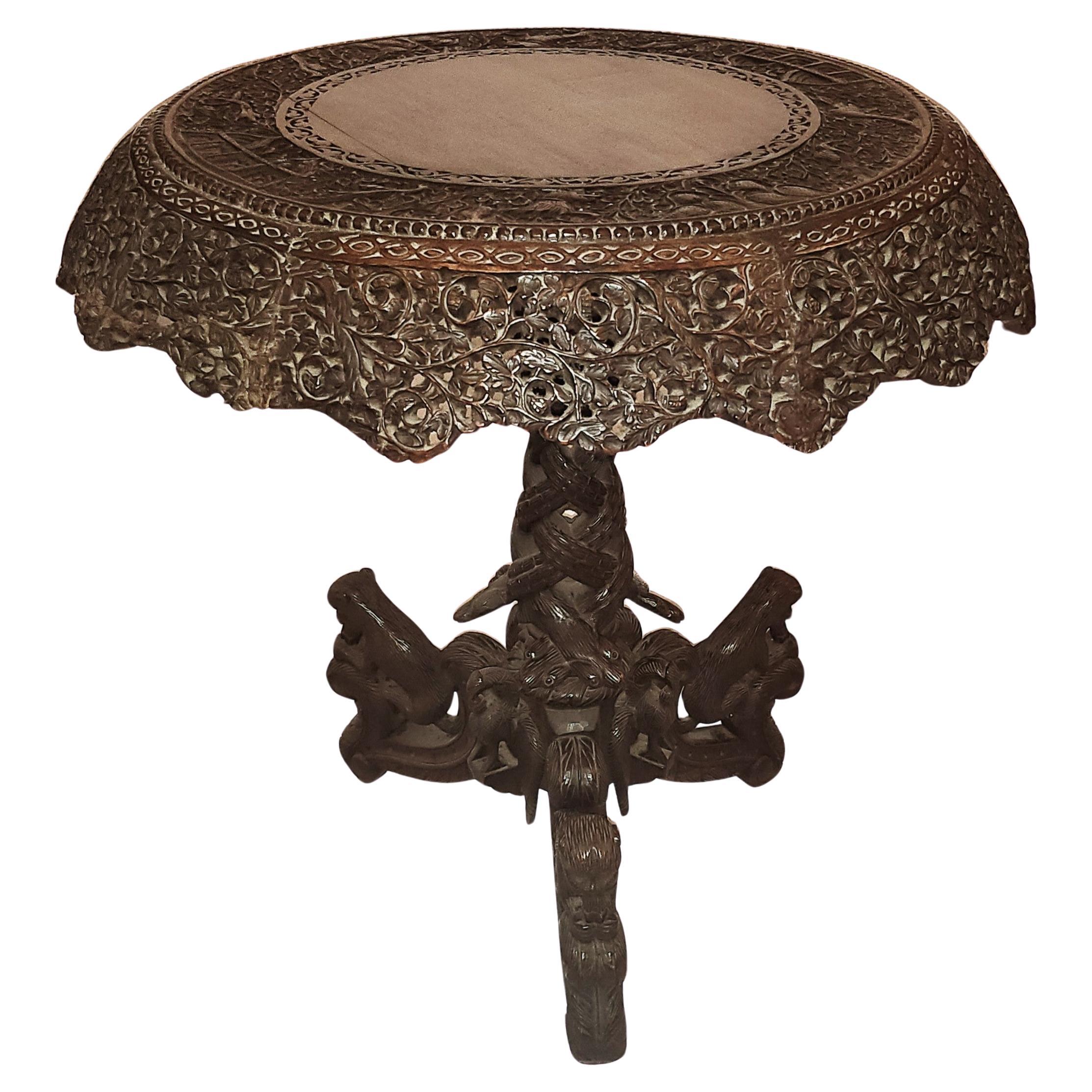 Ancienne table centrale anglo-indienne en bois de rose sculpté, 19e siècle
