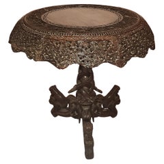 Ancienne table centrale anglo-indienne en bois de rose sculpté, 19e siècle