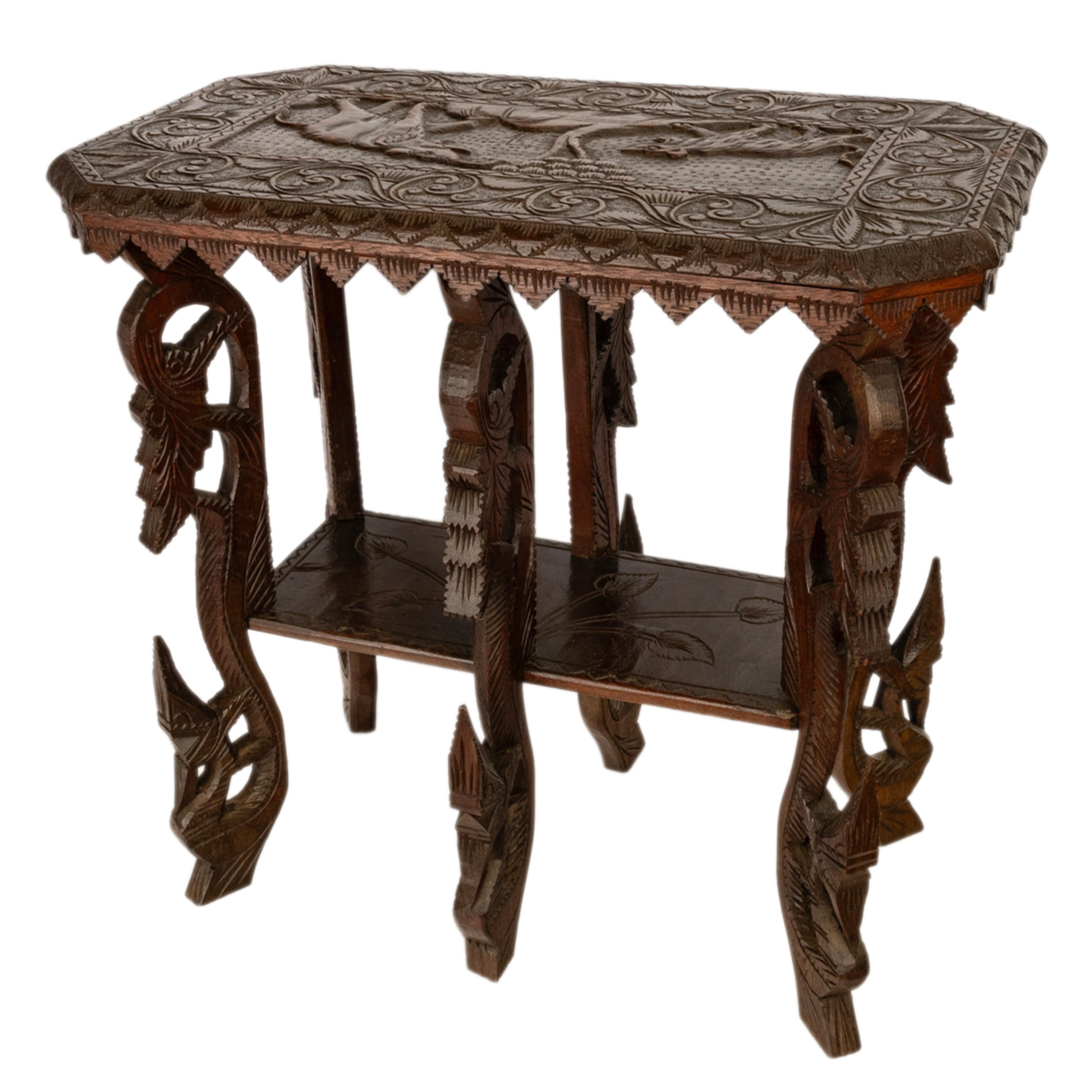 Ancienne table d'appoint anglo-indienne sculptée en bois de rose à six pieds, tigre d'éléphant, 1900 en vente 2