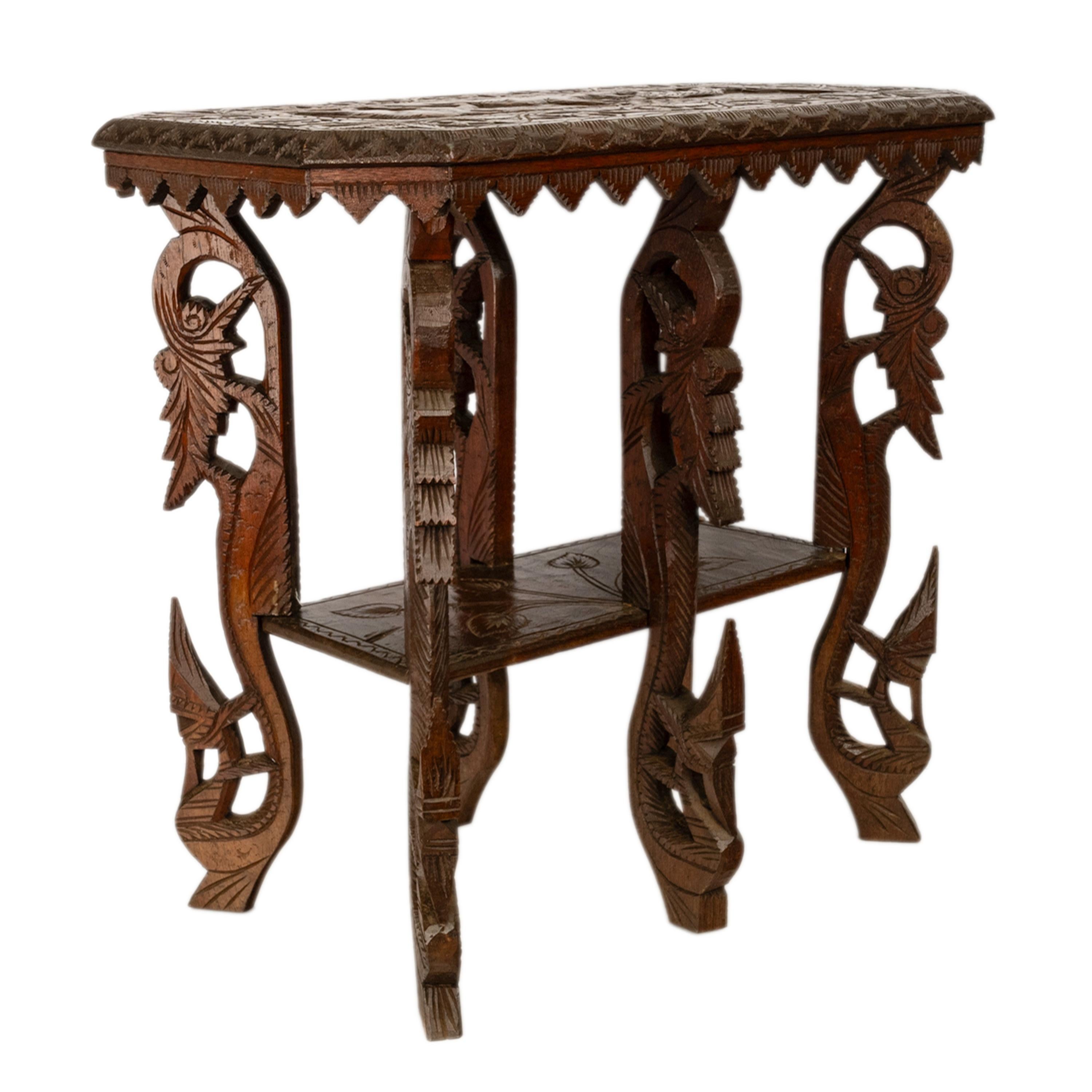 Ancienne table d'appoint anglo-indienne sculptée en bois de rose à six pieds, tigre d'éléphant, 1900 en vente 4