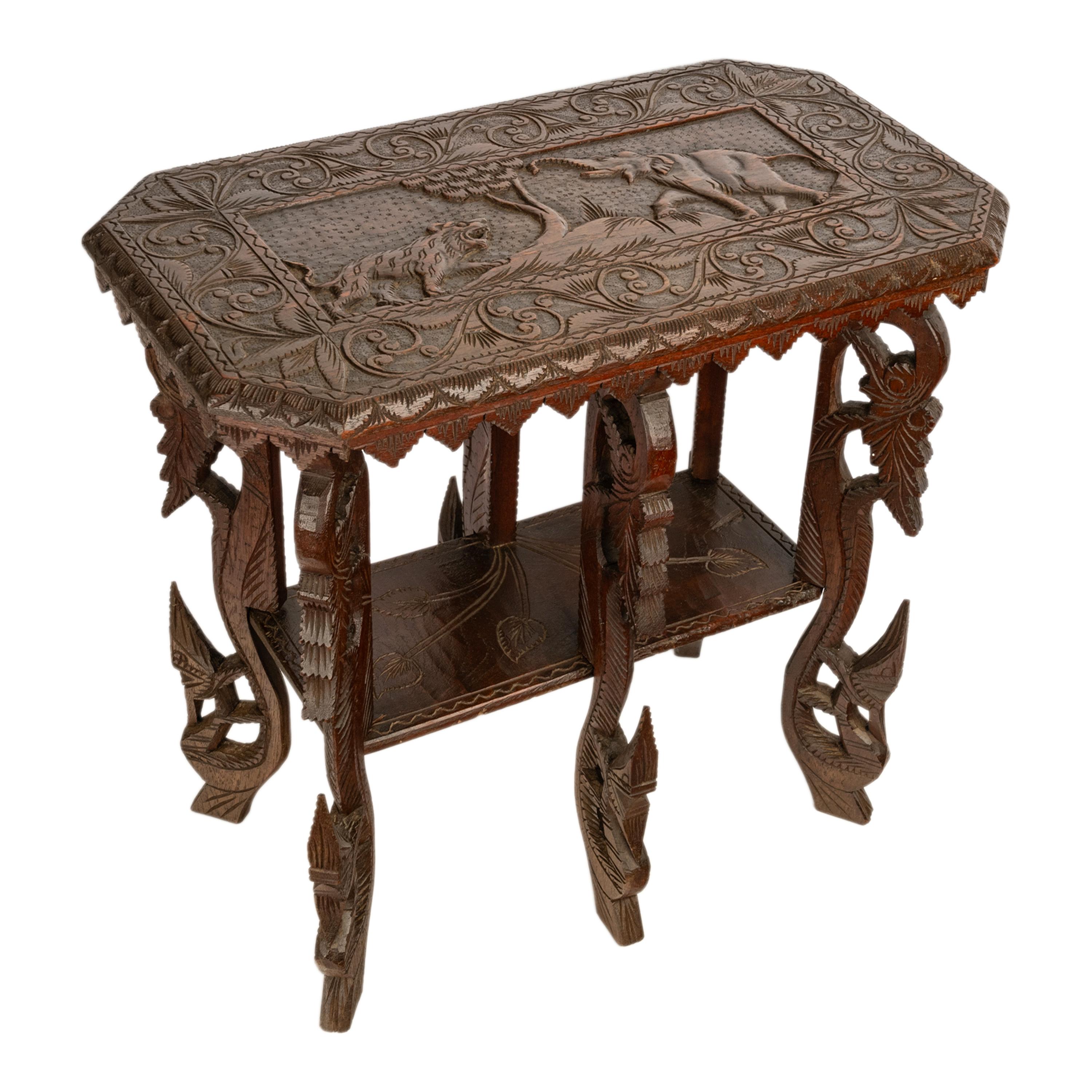 Ancienne table d'appoint anglo-indienne sculptée en bois de rose à six pieds, tigre d'éléphant, 1900 en vente 9