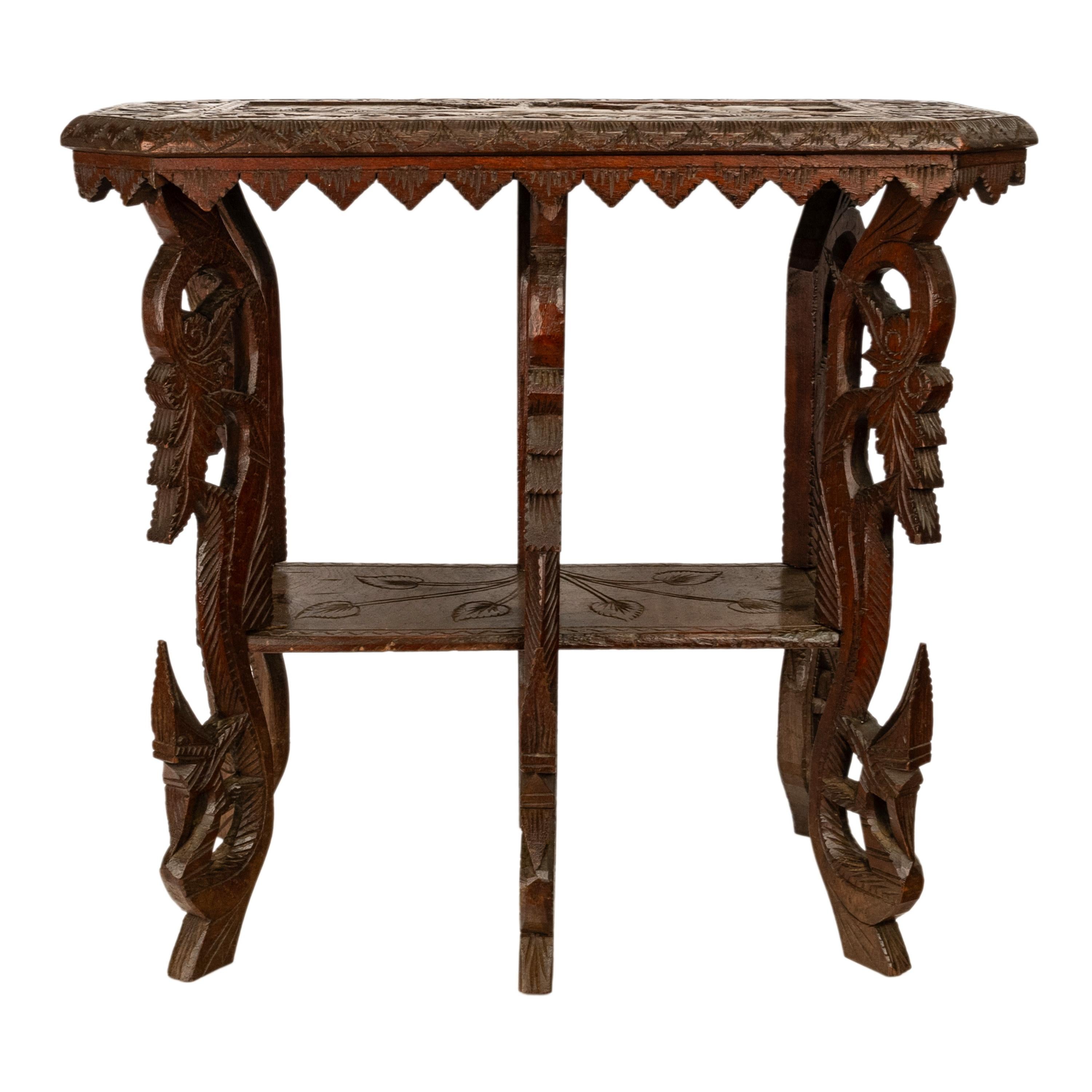 Ancienne table d'appoint anglo-indienne sculptée en bois de rose à six pieds, tigre d'éléphant, 1900 Bon état - En vente à Portland, OR